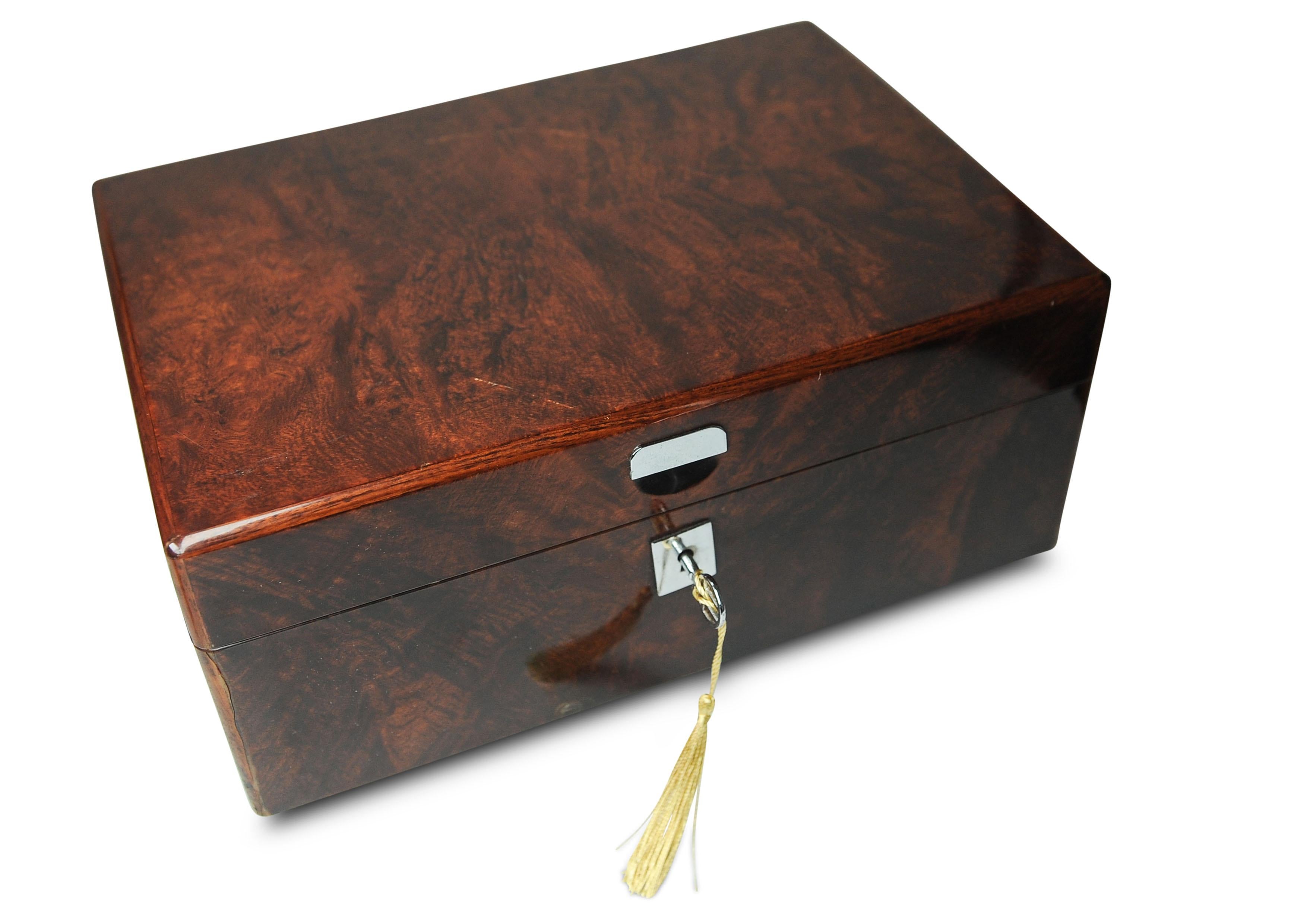 Art déco Le Maire Paris Humidor Cigar Box with Burrwood Veneer With Chrome Fittings (Boîte à cigares Le Maire Paris avec placage en bois de ronce et accessoires chromés) en vente