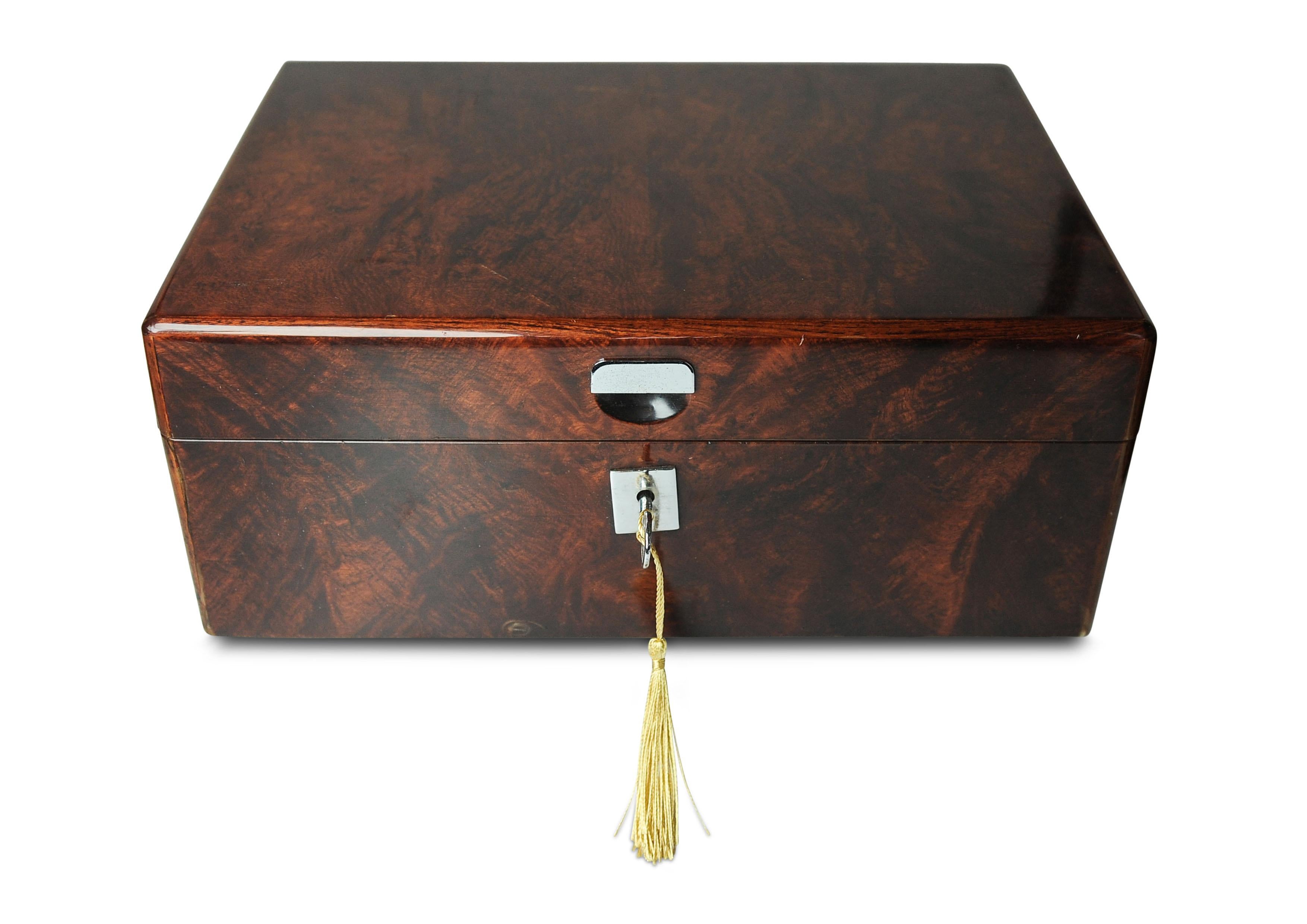 Français Le Maire Paris Humidor Cigar Box with Burrwood Veneer With Chrome Fittings (Boîte à cigares Le Maire Paris avec placage en bois de ronce et accessoires chromés) en vente