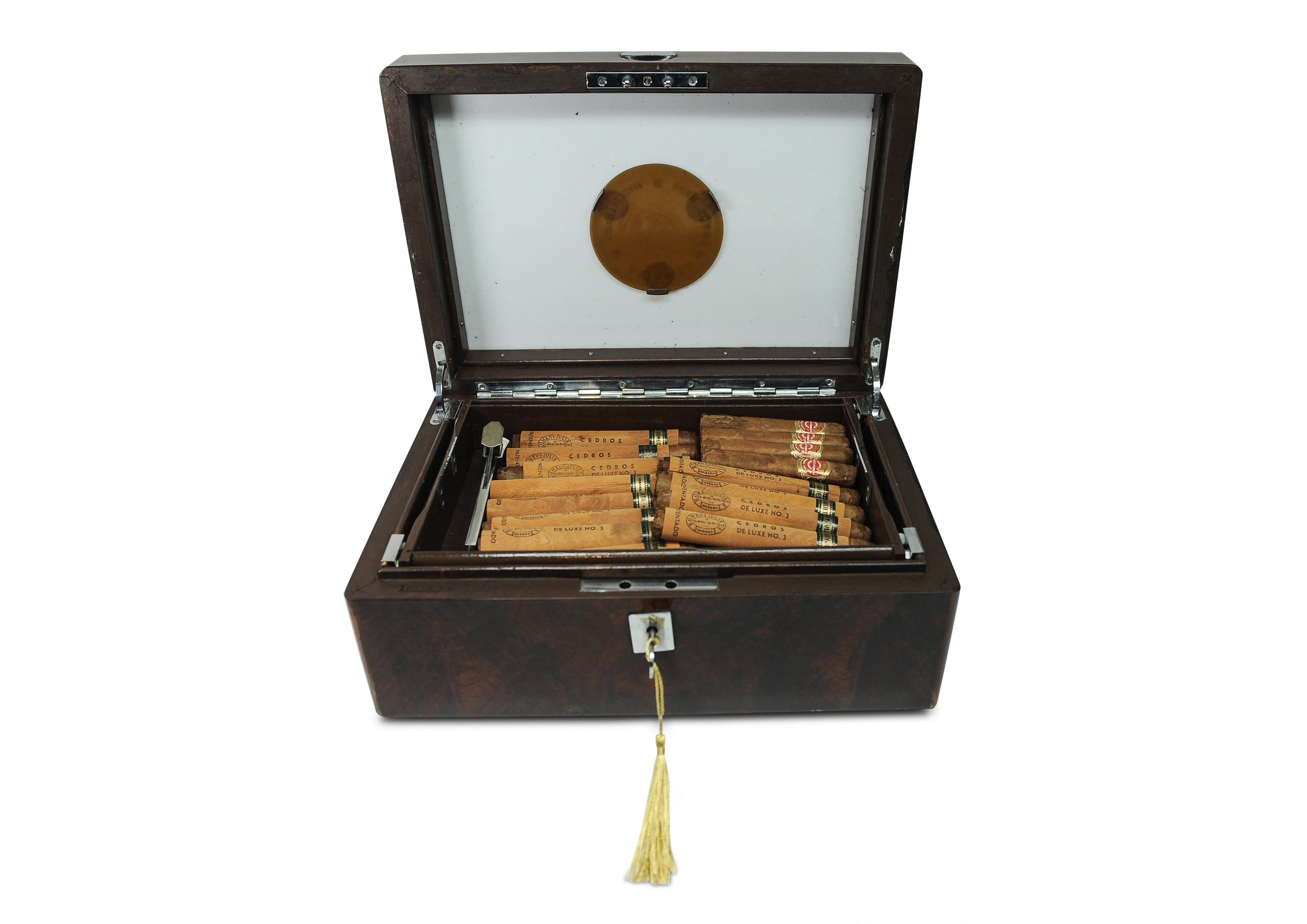 Bois Le Maire Paris Humidor Cigar Box with Burrwood Veneer With Chrome Fittings (Boîte à cigares Le Maire Paris avec placage en bois de ronce et accessoires chromés) en vente