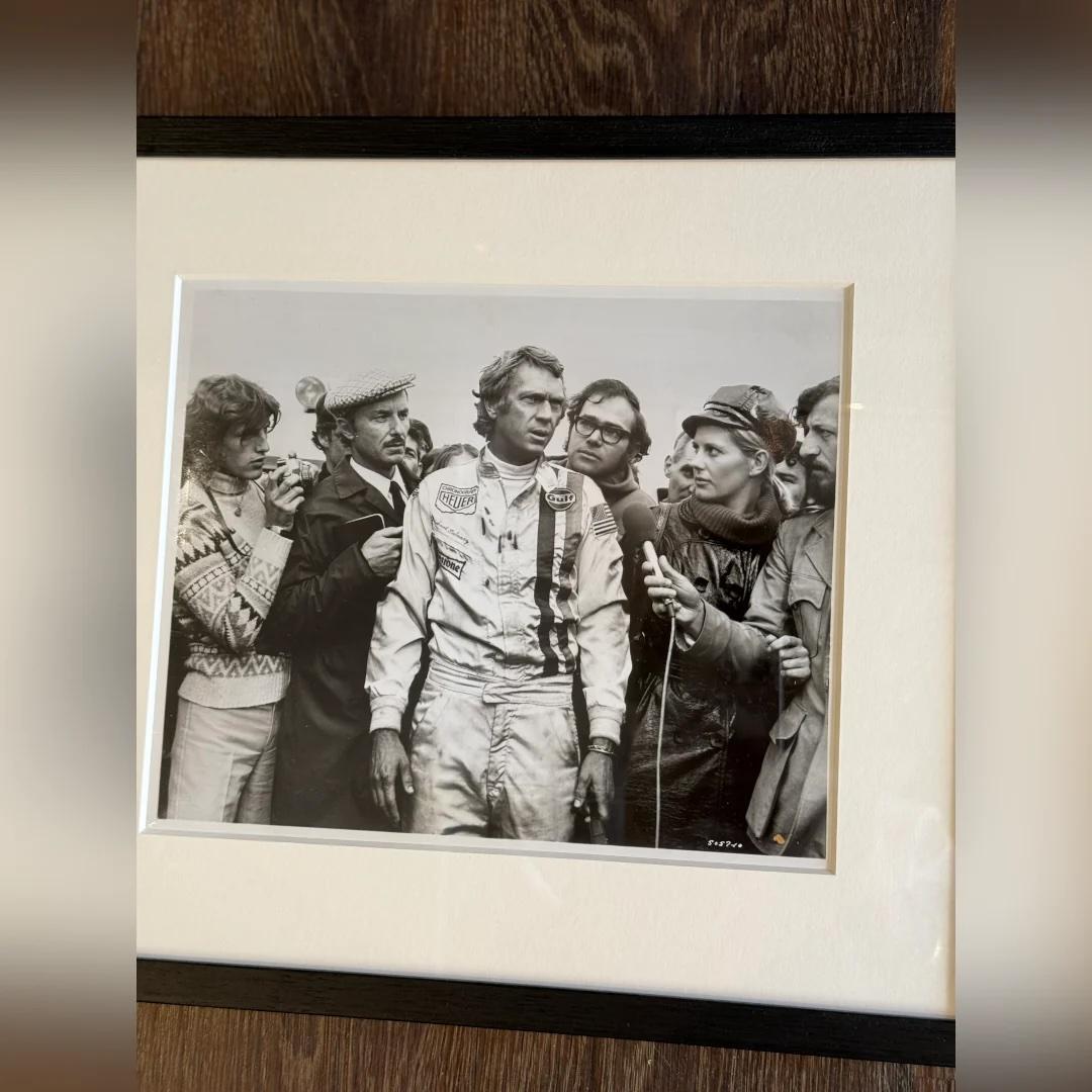 Le Mans (1971) - FRAMED
Foto Standbild (8 X 10 Zoll)

Original Schwarz-Weiß-Fotostandbild #5057-10.

Steve McQueen in voller Rennmontur, umgeben von Reportern und Fotografen. Seine Heuer- und Gulf-Sponsorenaufnäher sind sichtbar - zwei wichtige