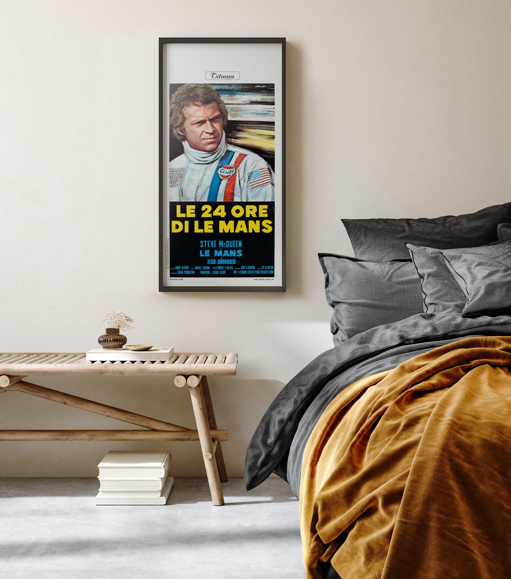 Splendida locandina italiana del classico film di corse Le Mans (24 ore a Le Mans) di Steve McQueen. 

Questo poster originale di un film d'epoca è stato rivestito professionalmente in lino e misura 13x28 pollici (più un piccolo extra, incluso il