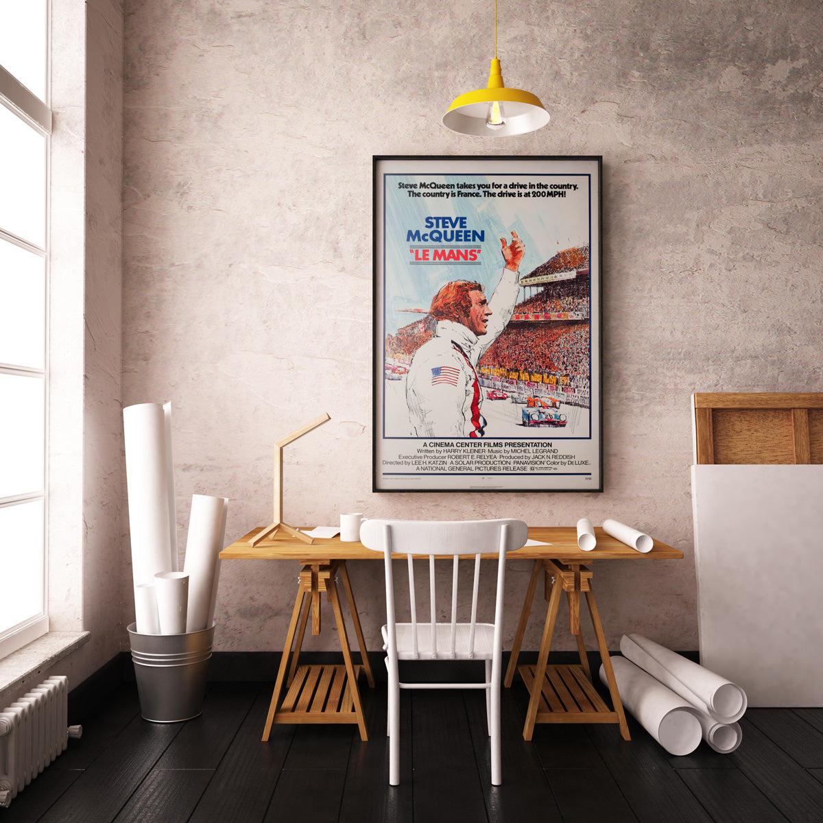 Magnifique affiche de film américaine à 1 feuille pour Le Mans, le classique de la course automobile de Steve McQueen. Magnifiquement illustré par Tom Jung.

Cette affiche de film vintage a été professionnellement doublée de lin et mesure 27 x 41