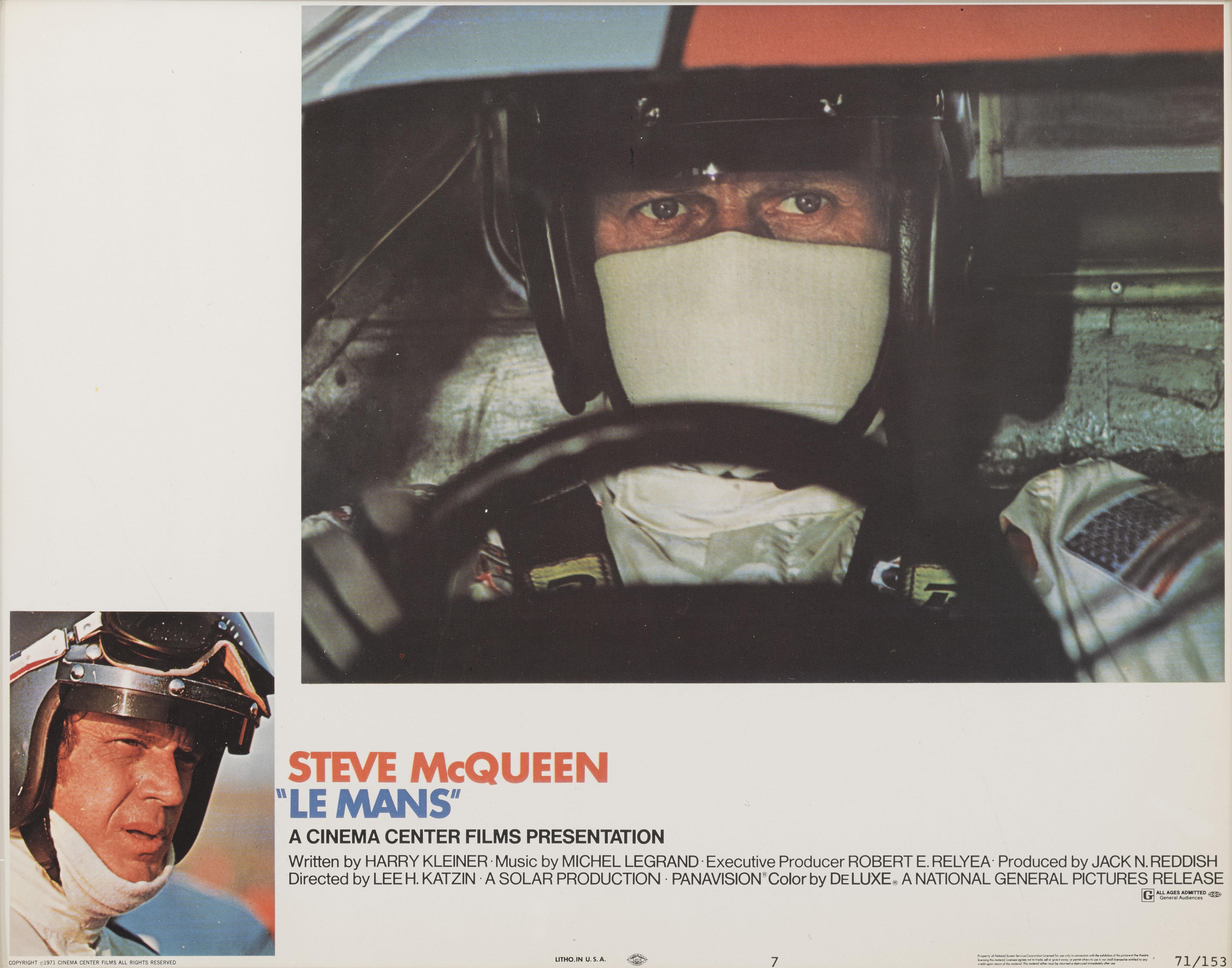 Original US-Lobbykarte für den Film Le Mans von Steve McQueen aus dem Jahr 1971. 
Dieser Film unter der Regie von Lee H. Katzin porträtiert das berühmte 24-Stunden-Rennen von Le Mans mit Steve McQueen in der Hauptrolle. Er wurde zwischen Juni und