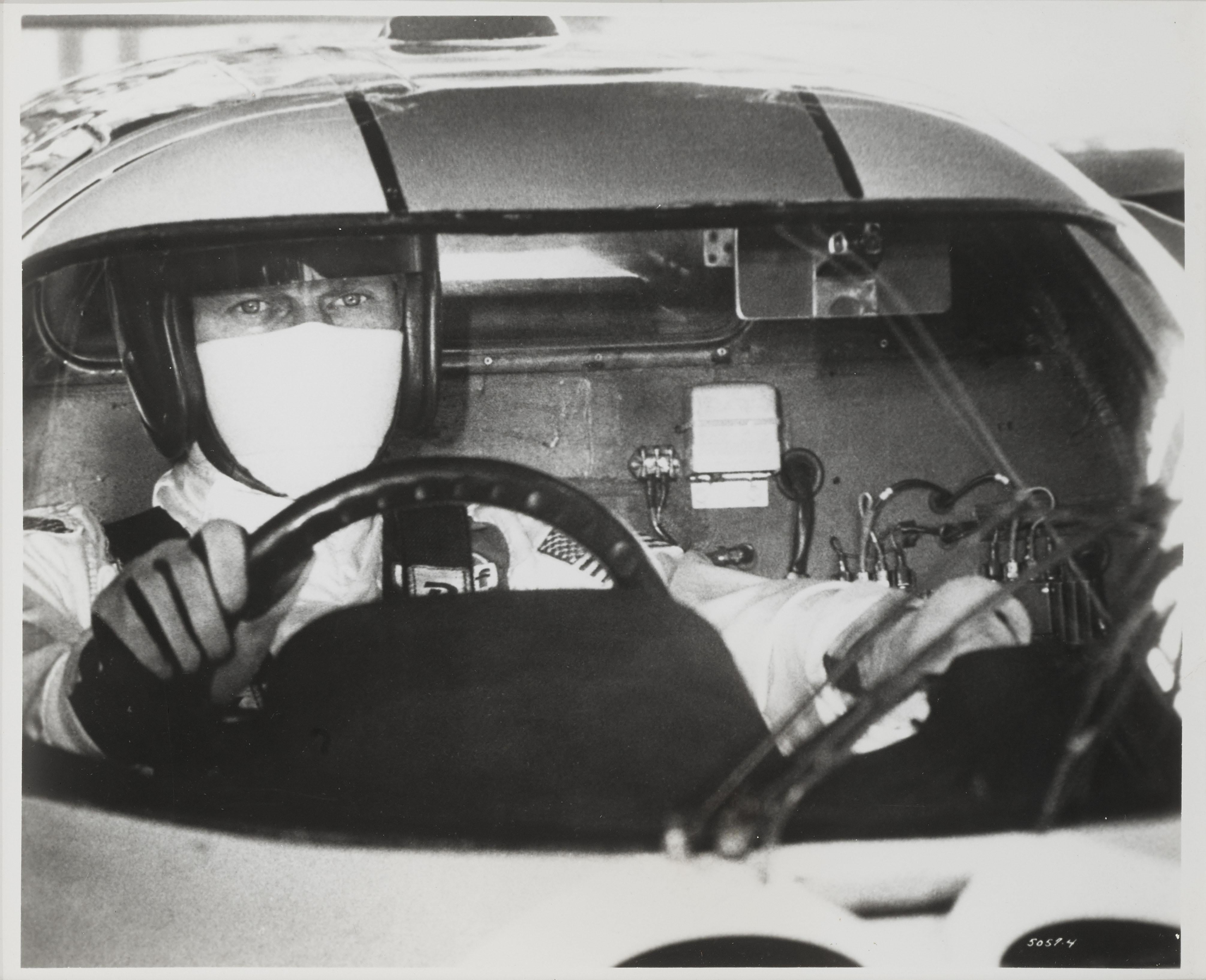 Photo originale de la production américaine du film Le Mans (1971) de Steve McQueen. Ce film, réalisé par Lee H. Katzin, dépeint la célèbre course automobile d'endurance des 24 heures du Mans, et met en scène Steve McQueen. Il a été tourné sur le