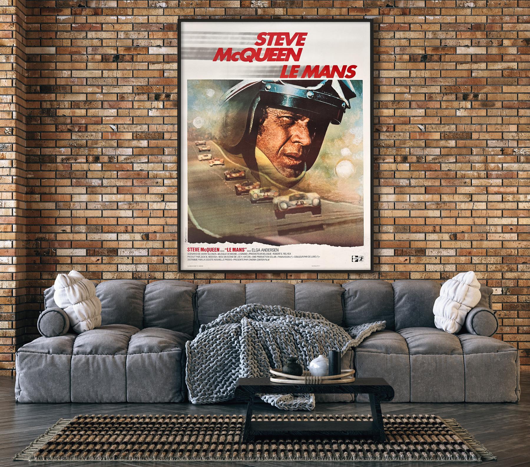 Impresionante cartel de estreno de la película francesa Le Mans, el clásico de carreras de Steve McQueen, con un gran diseño de René Ferracci.

Este póster original de época ha sido forrado profesionalmente con lino y tiene unas dimensiones de 47 x
