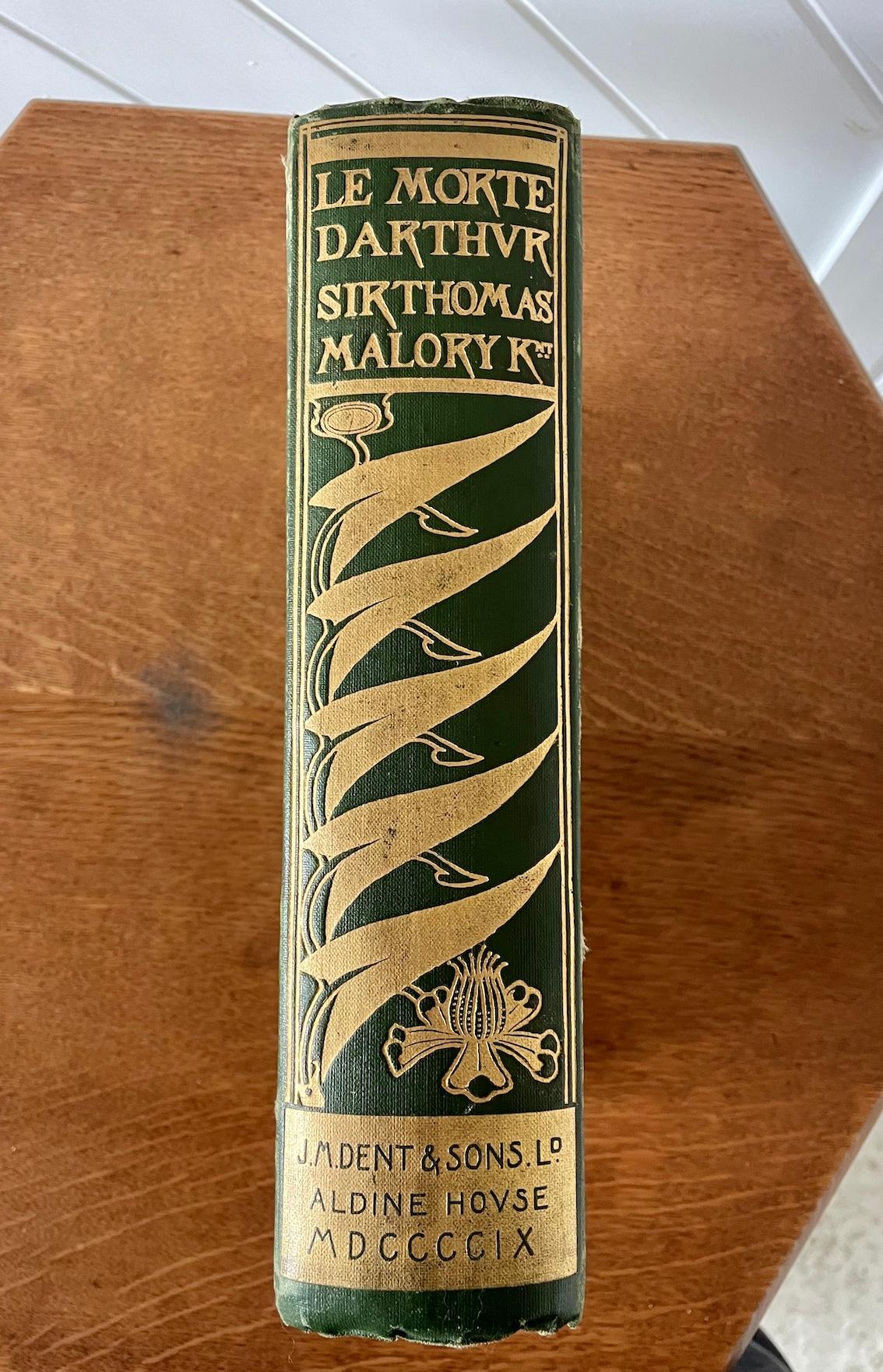 Le Morte D'Arthur Deuxième édition

Couverture rigide en toile verte avec décoration stylisée dorée sur le devant et le dos.

Deuxième édition limitée Numéro 873 sur 1000 exemplaires

Cette édition contient plus de matériel et dix dessins de plus