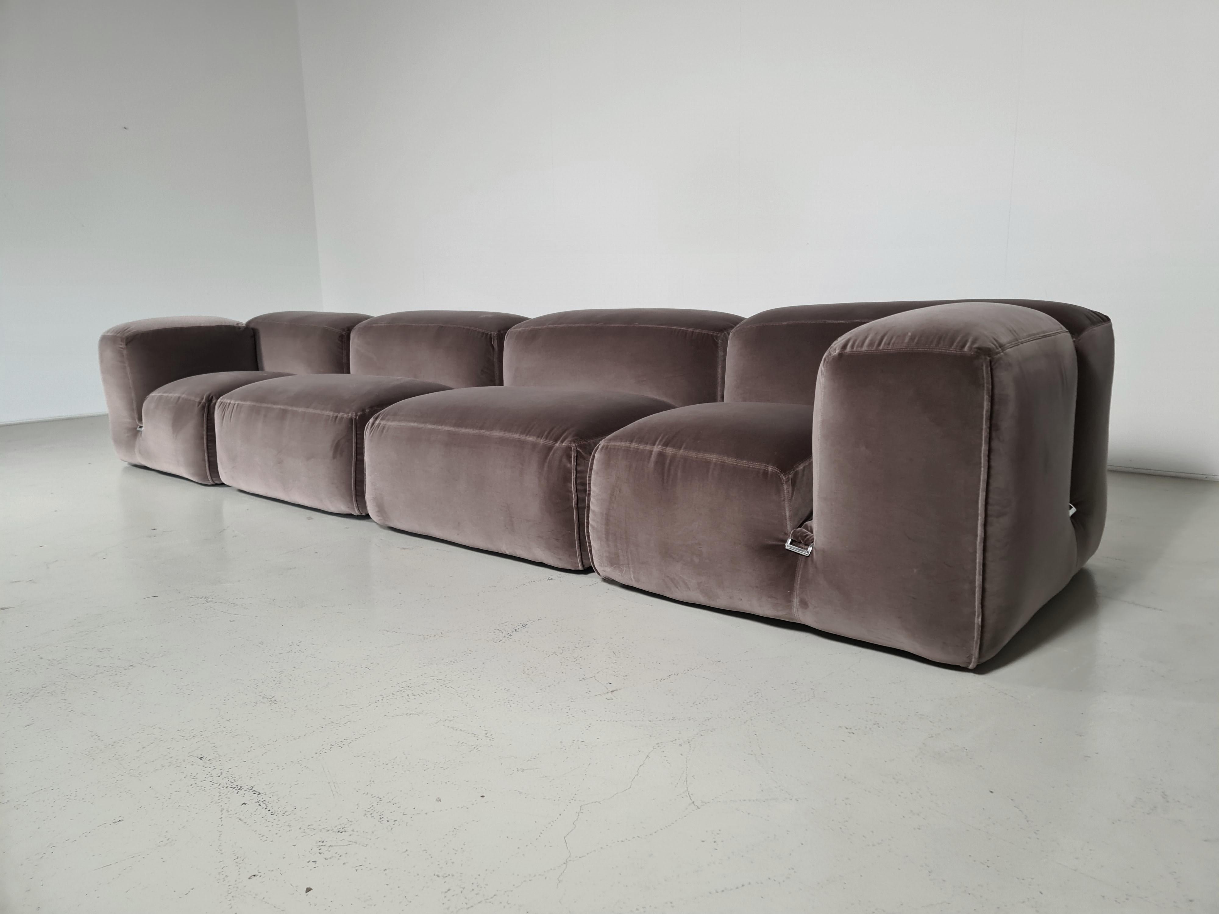 Exceptional and rare 4-piece sectional Le Mura sofa by Mario Bellini for Cassina, Italy, 1970s. The sofa is reupholstered in a Dedar Milano cotton velvet fabric. The 4 sections hook into each other with chrome metal buckles. This sofa was just for a