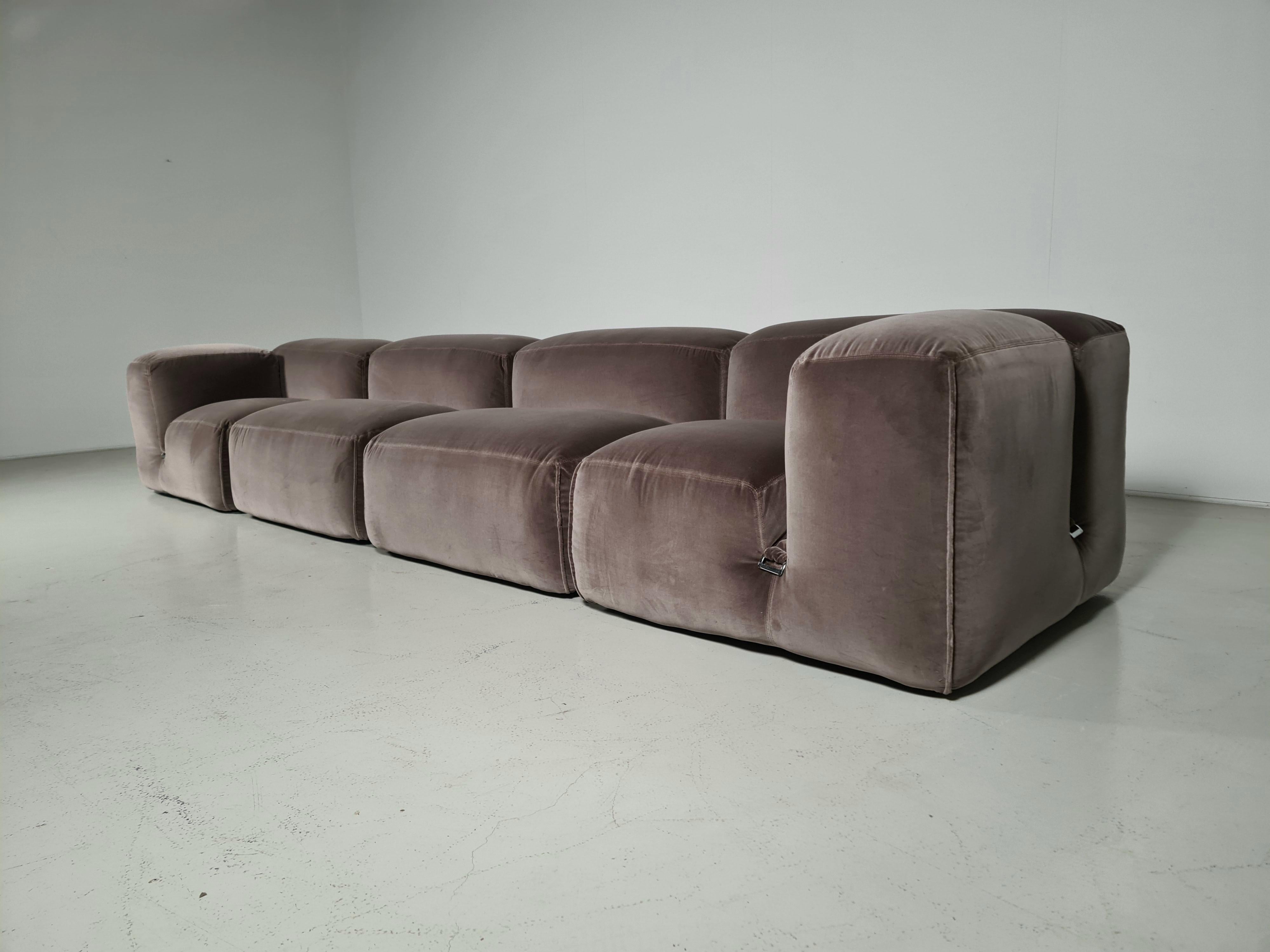 Le Mura 4-Sitzer-Sofa aus beige/grauem Samt von Mario Bellini für Cassina, 1970er Jahre (Moderne der Mitte des Jahrhunderts) im Angebot