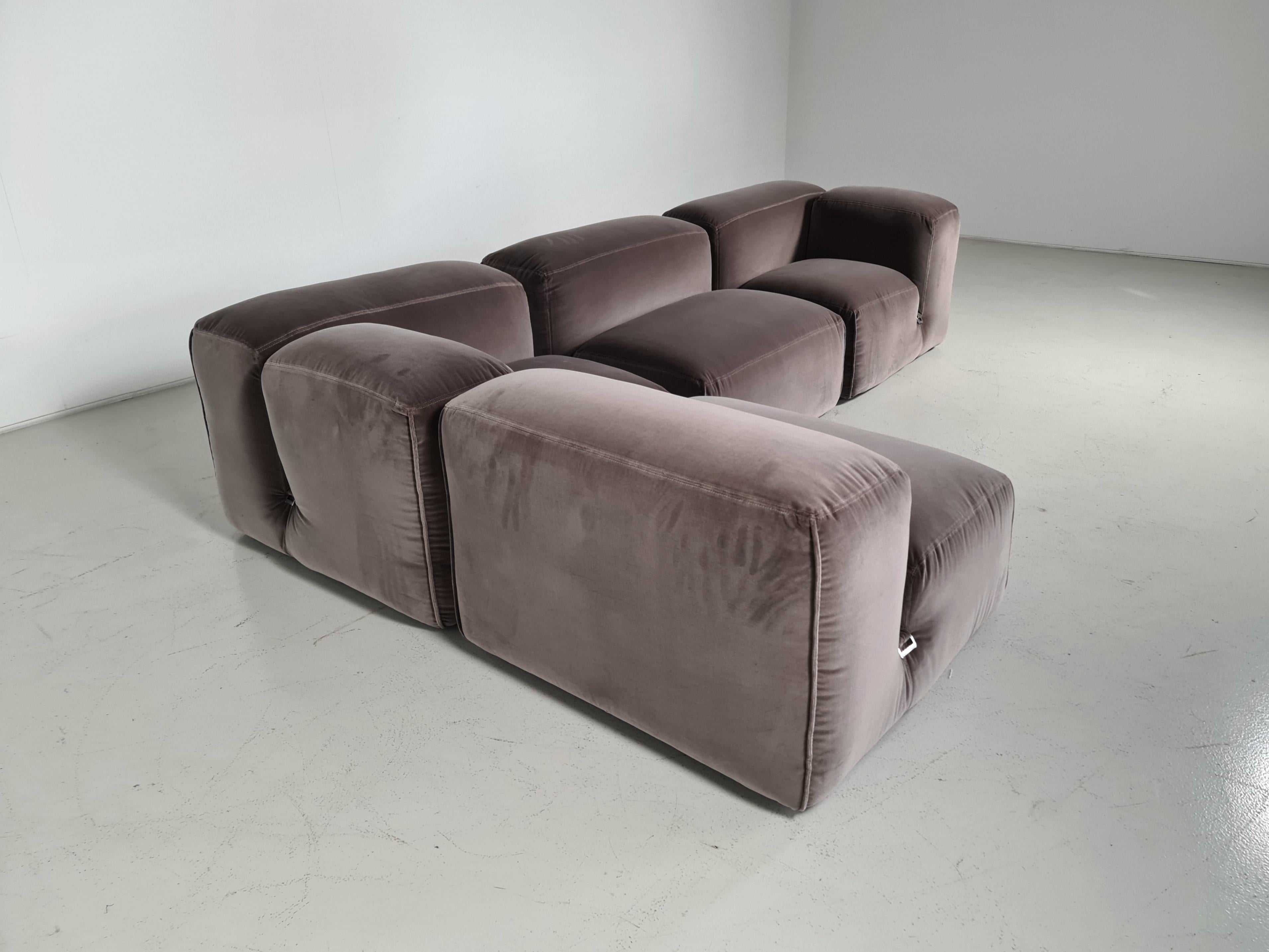 Le Mura 4-Sitzer-Sofa aus beige/grauem Samt von Mario Bellini für Cassina, 1970er Jahre im Zustand „Hervorragend“ im Angebot in amstelveen, NL