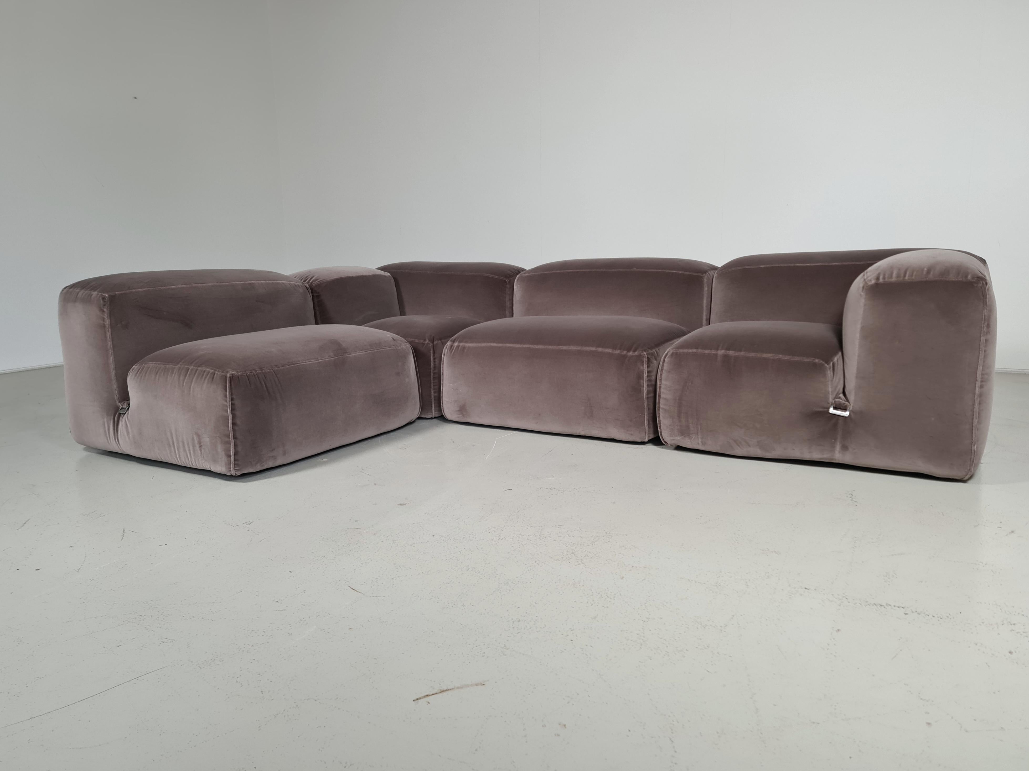 Le Mura 4-Sitzer-Sofa aus beige/grauem Samt von Mario Bellini für Cassina, 1970er Jahre im Angebot 1