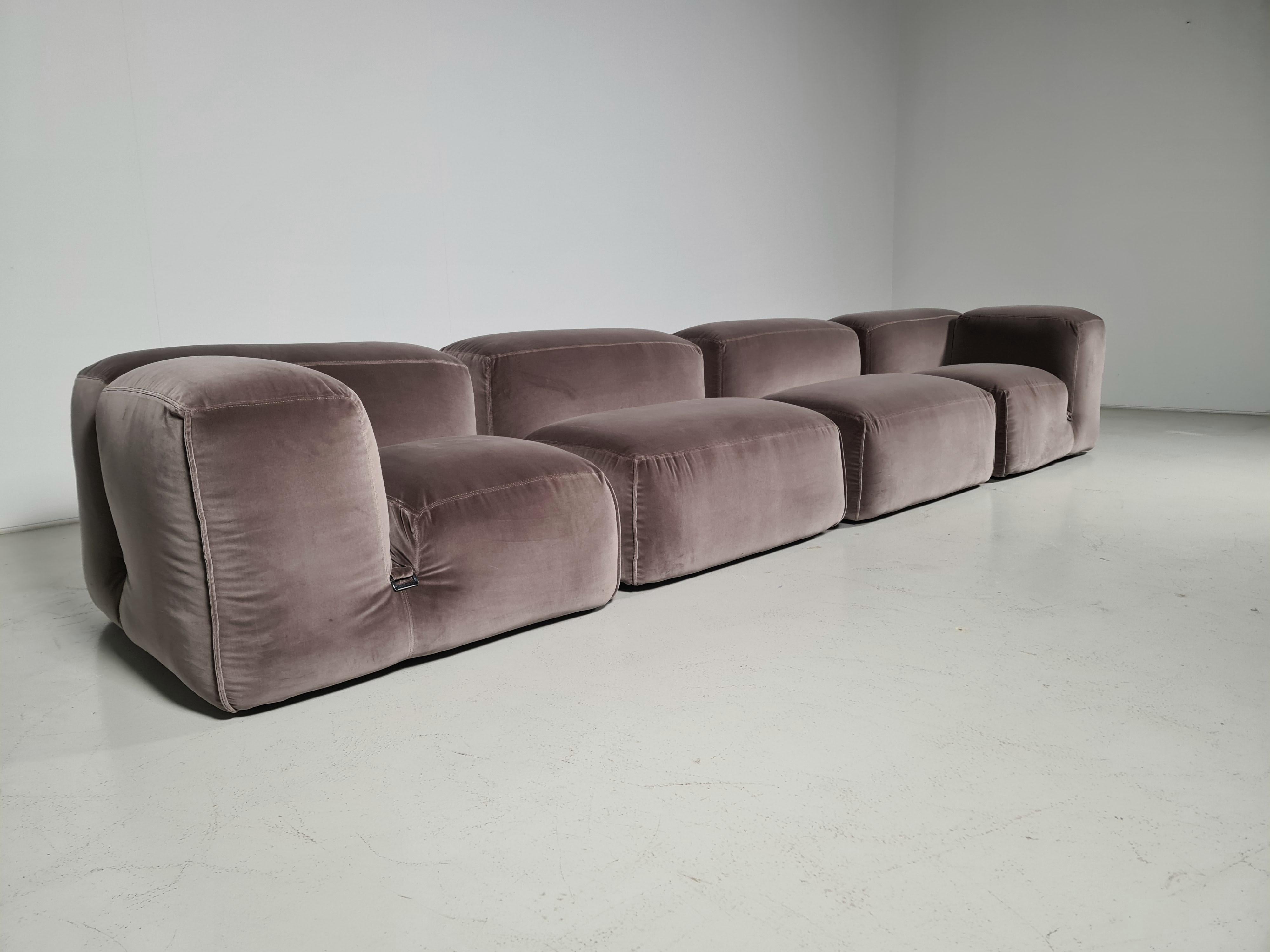 Le Mura 4-Seater Sofa in beige/grey velvet by Mario Bellini for Cassina, 1970s In Excellent Condition For Sale In amstelveen, NL