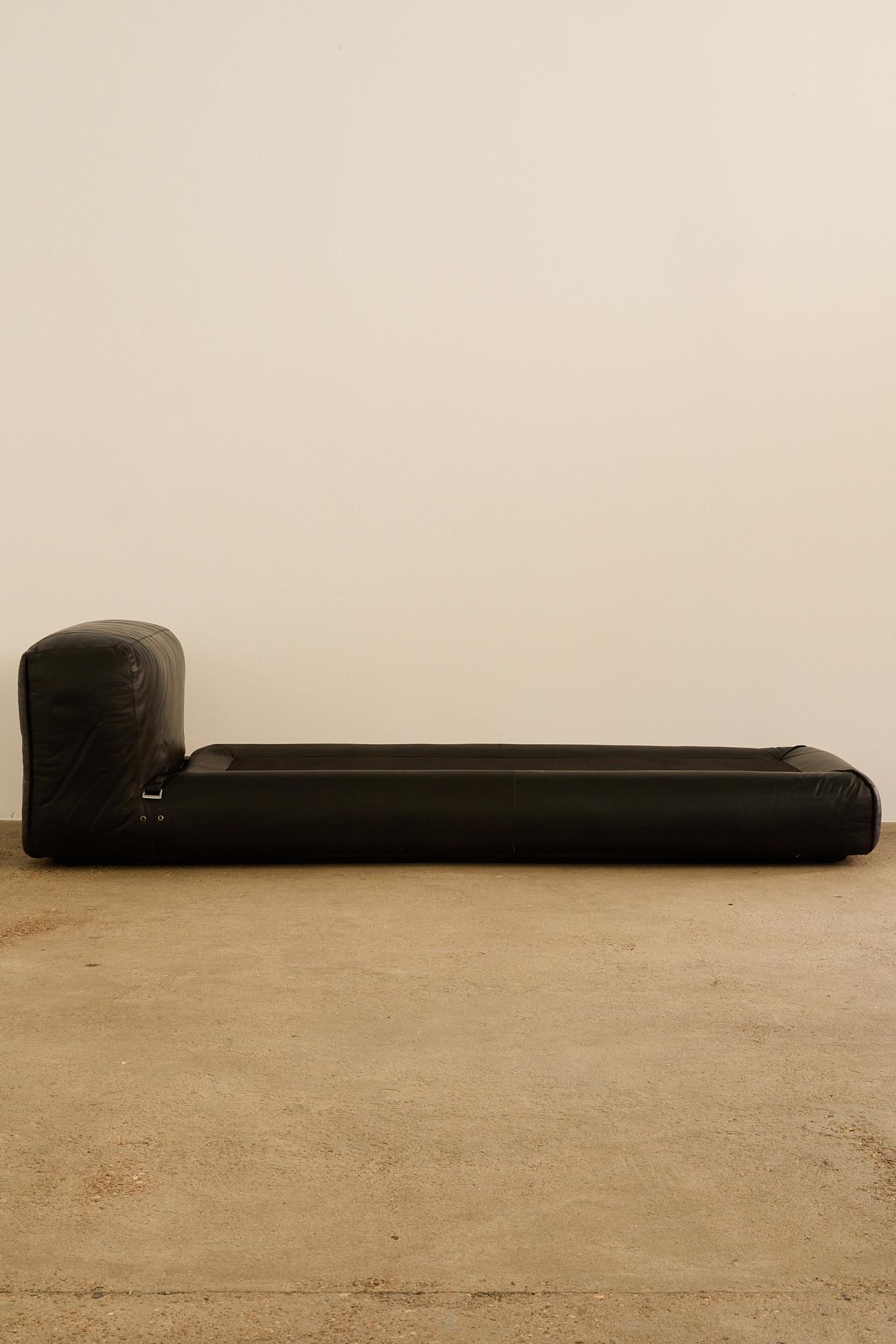 Seltene Tagesliege 'Le Mura' von Mario Bellini für Cassina, Italien, 1970. Original schwarze Lederpolsterung, komplett mit Matratze.