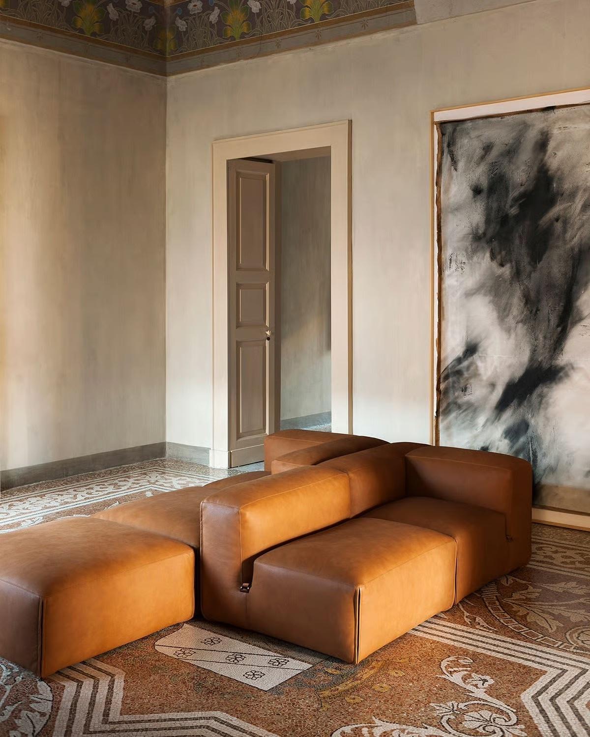 Le Mura Modulares Sofa von Mario Bellini - Tacchini
Entwurf: Mario Bellini, 1970er Jahre

Beschreibung:
Le Mura ist mehr als ein Sofa - es ist ein echtes modulares System und ein Manifest des radikalen Designs der 1970er Jahre. Durch seine kühne