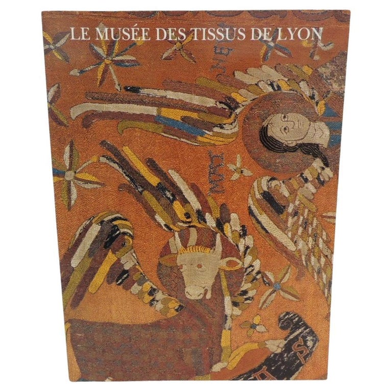 Le Musee Des Tissues De Lyon Softcover Book in French For Sale at 1stDibs