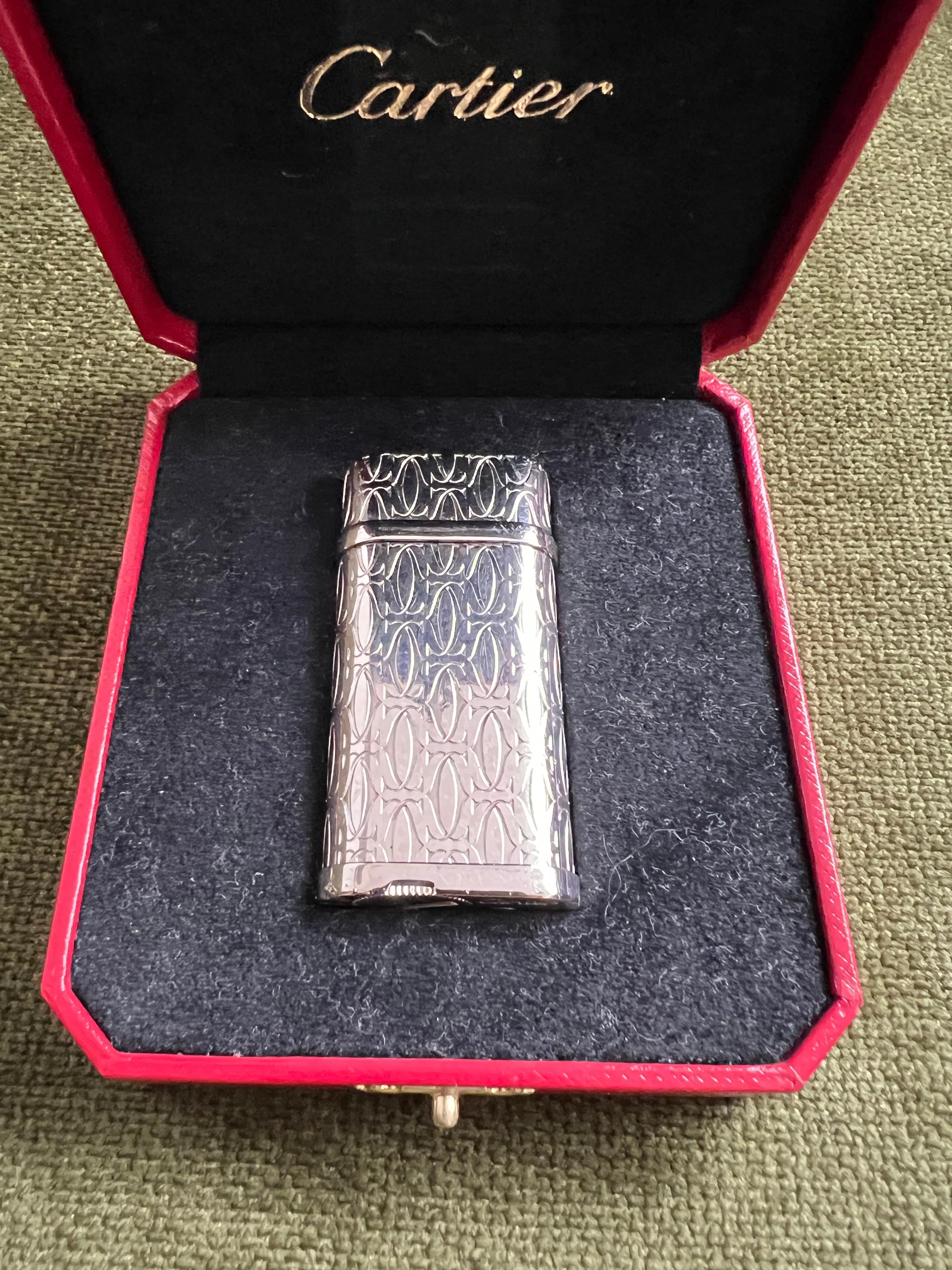 Le Must De Cartier Leuchte C De Logo Silber und Palladium-Finish im Zustand „Hervorragend“ in New York, NY