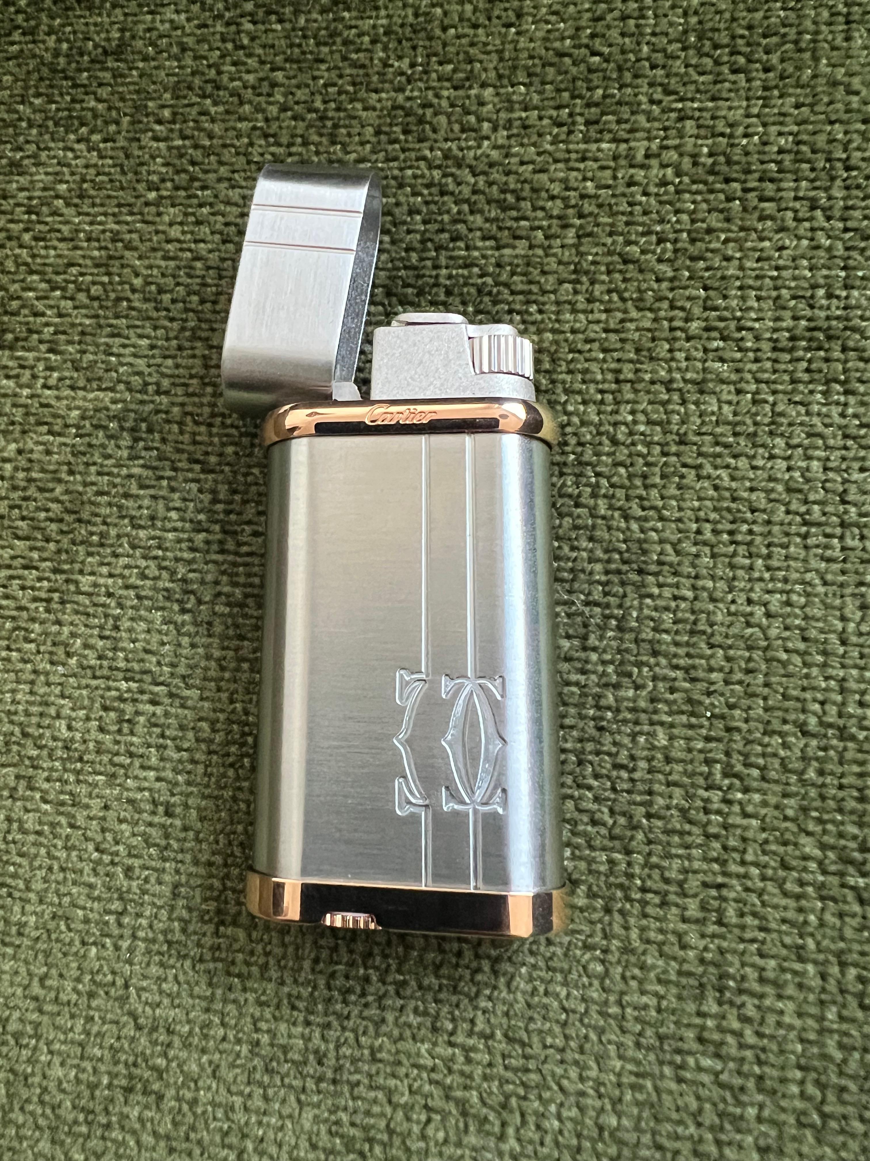 Le Must De Cartier Logo Gold & Palladium Lighter In Original Cartier Case In Excellent Condition For Sale In New York, NY