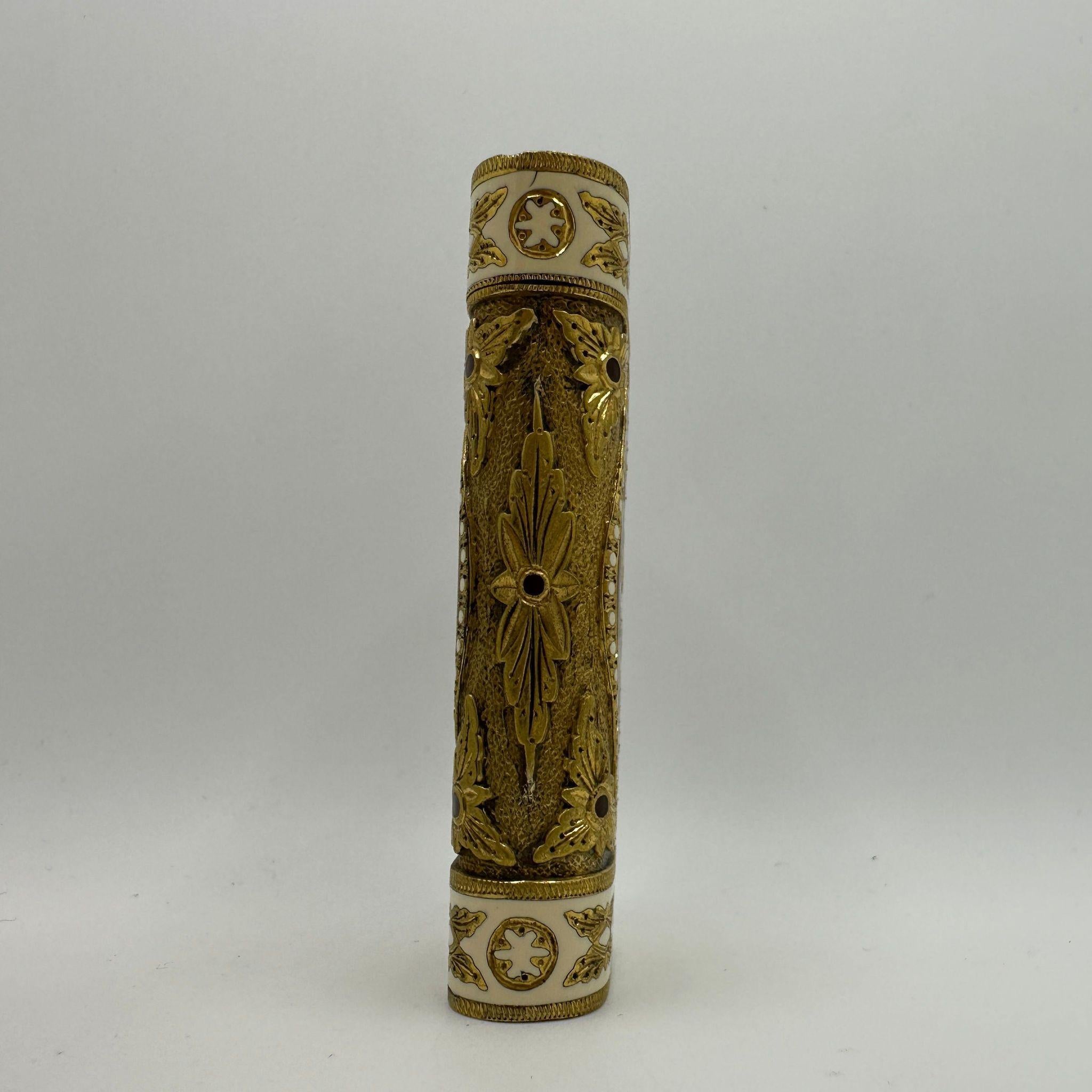 Très rare briquet Royking Lighter Le Must de Cartier, plaqué or 18 carats et incrustation d'émail  Unisexe en vente
