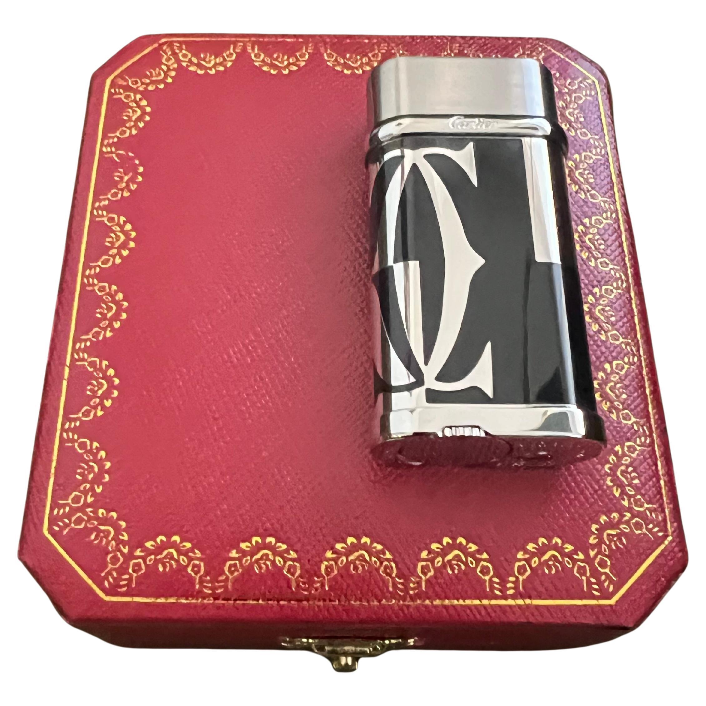 Le Must de Cartier Vintage & Rare Cartier Feuerzeug Schwarz Emaille Logo Motiv 
Um 1990
Le Must de Cartier Vintage & Rare Cartier Feuerzeug Schwarz Schwarz Emaille Palladium Finish
Sie erhalten diese nicht mehr, sehr selten Cartier Feuerzeug Schwarz