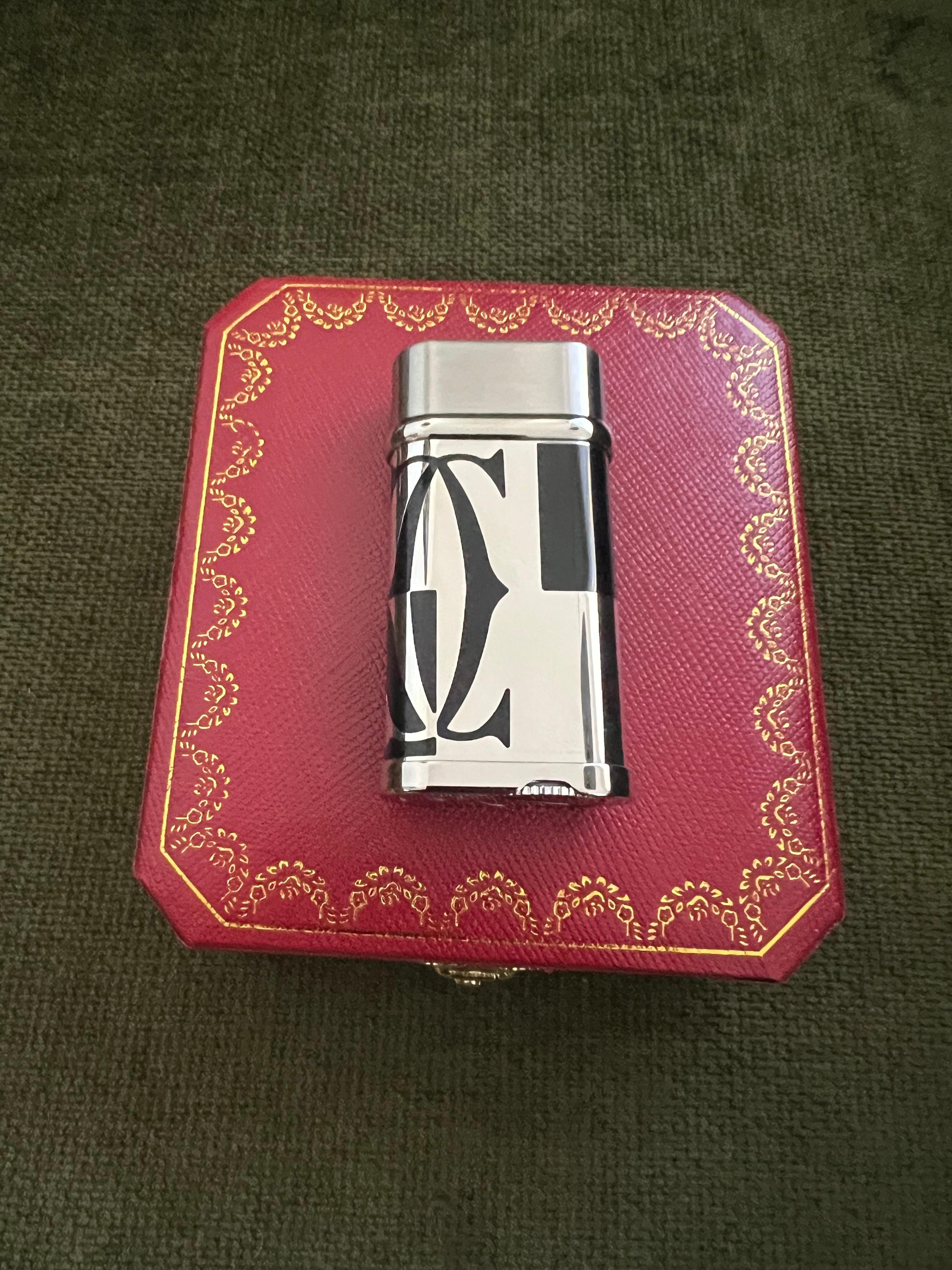 Le Must de Cartier Vintage Seltener Cartier Leuchte Schwarz Emaille Logo-Motiv Circa 90 (Retro) im Angebot