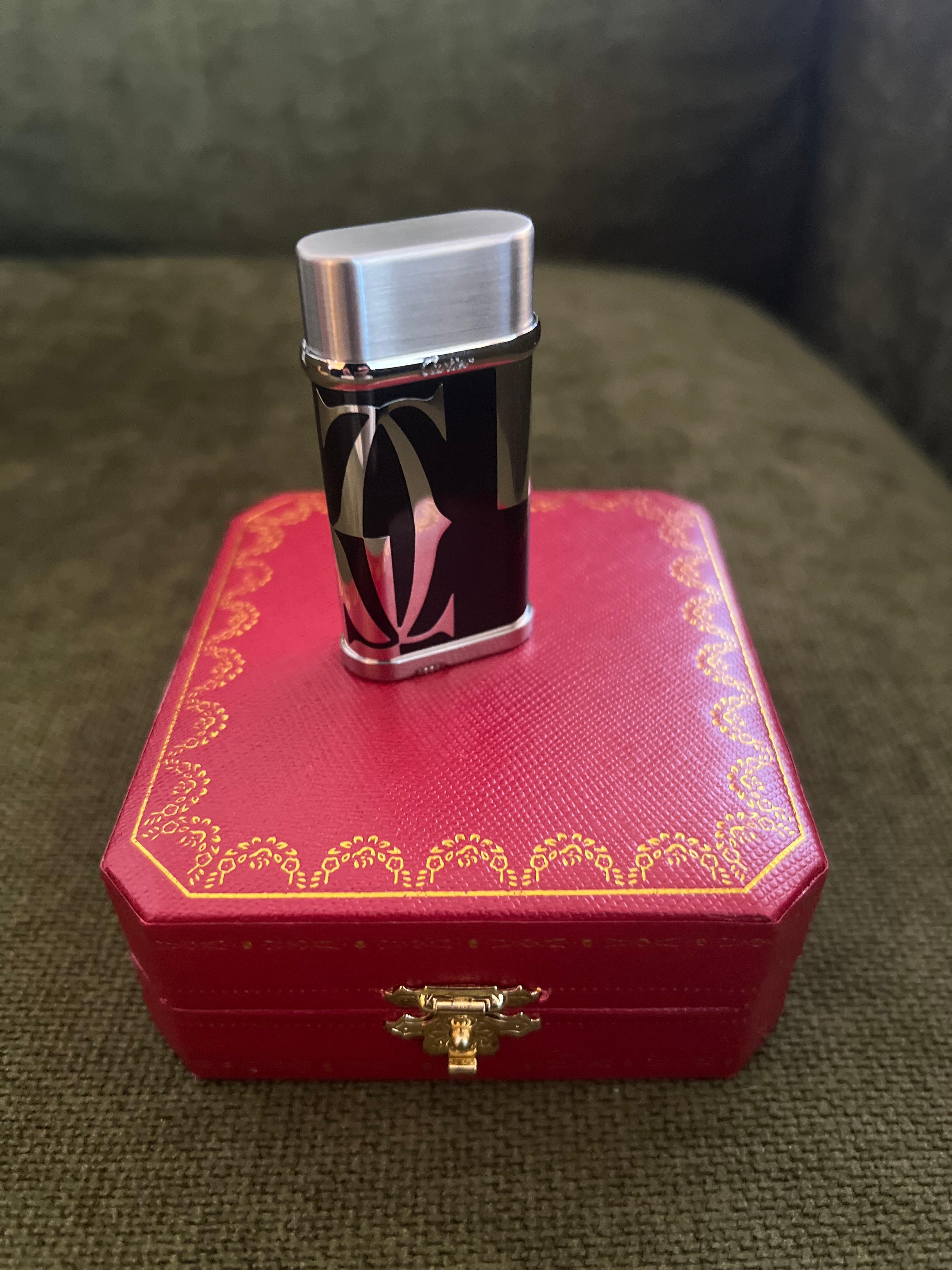 Le Must de Cartier Vintage Seltener Cartier Leuchte Schwarz Emaille Logo-Motiv Circa 90 für Damen oder Herren im Angebot