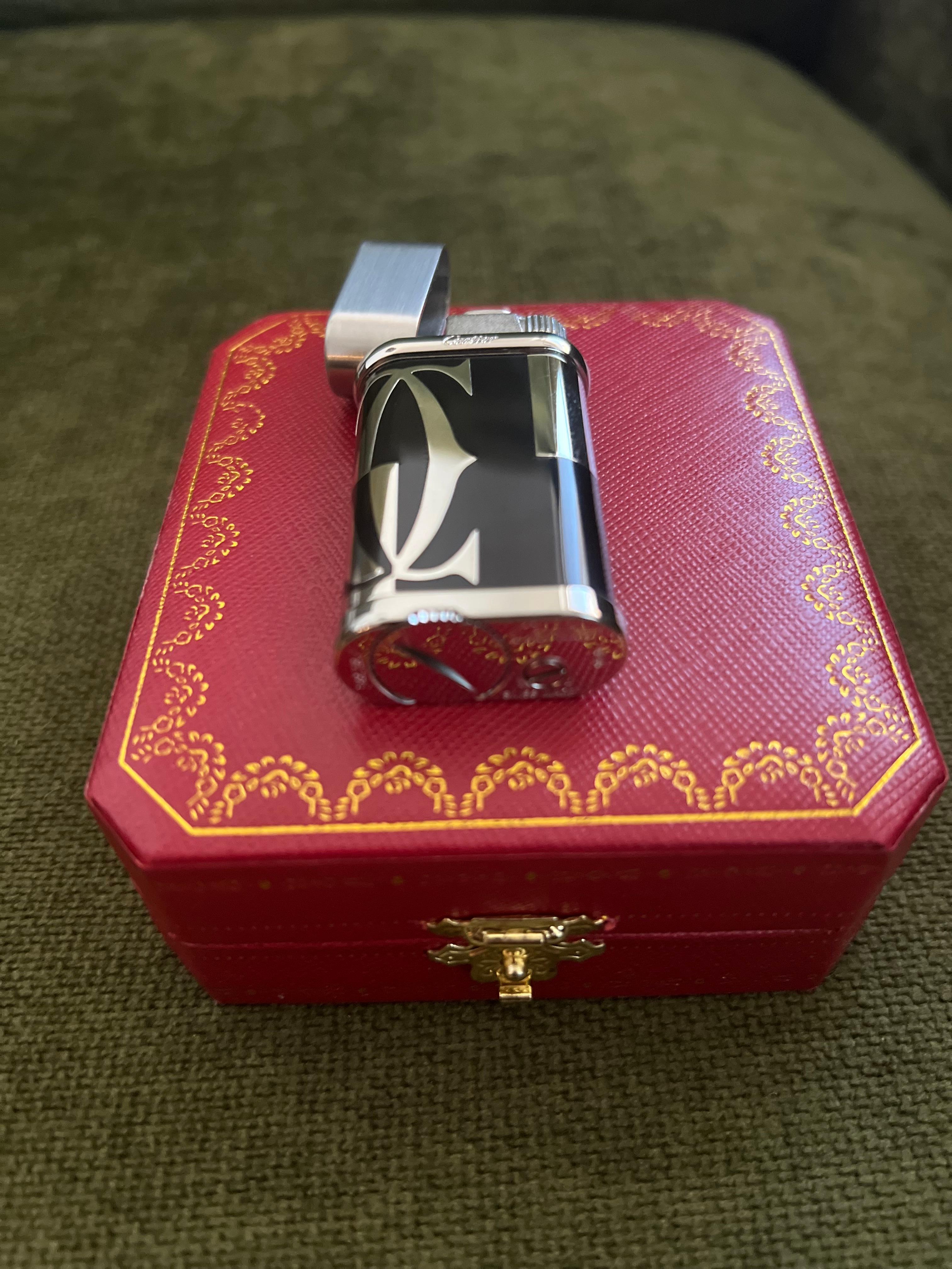 Le Must de Cartier Vintage Seltener Cartier Leuchte Schwarz Emaille Logo-Motiv Circa 90 im Angebot 1
