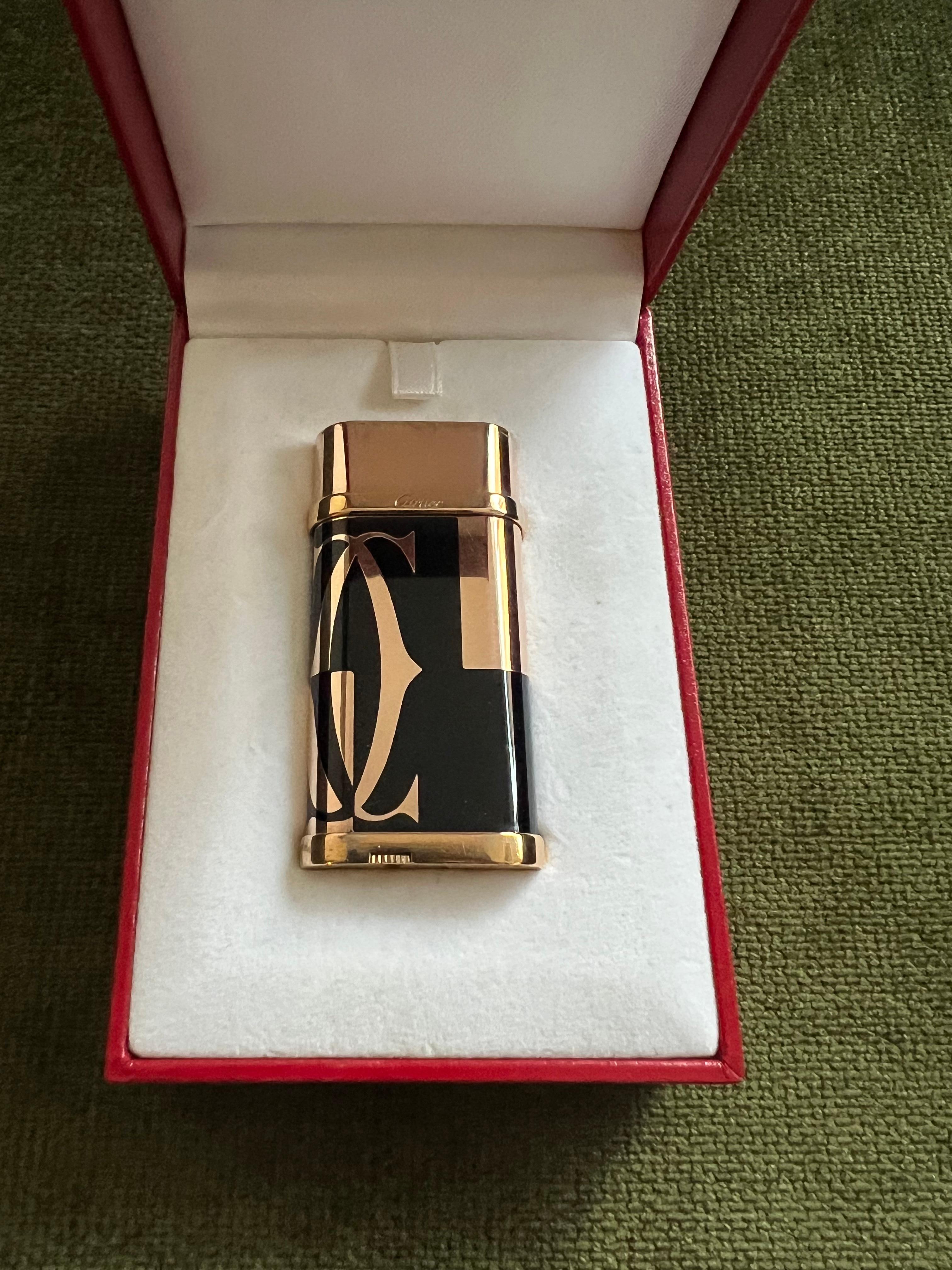 Le Must the Cartier Paris Logotype Briquet en or jaune et laque noire  10