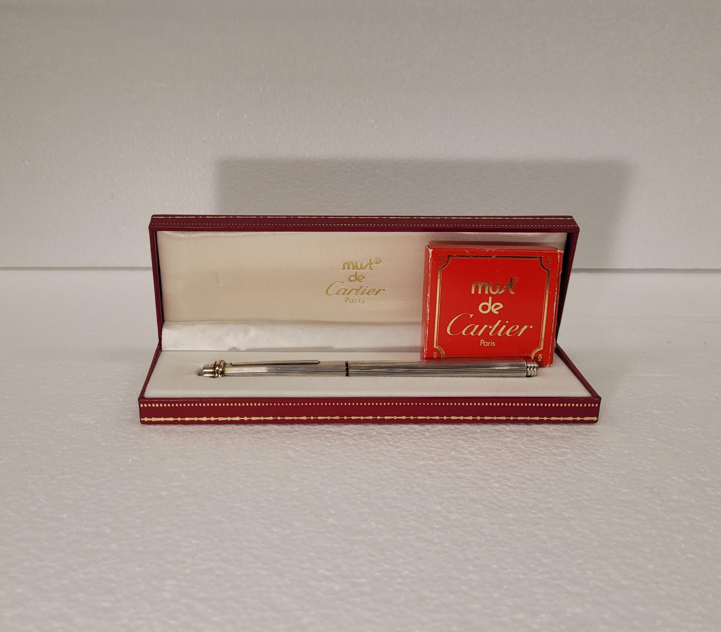 Beautiful Fountain pen manufactured by the prestigious French luxury goods brand Cartier around the nineties. The unit, which corresponds to the well-known Le Must Vendome Trinity series, is made in silver and gold and has a case made of leather