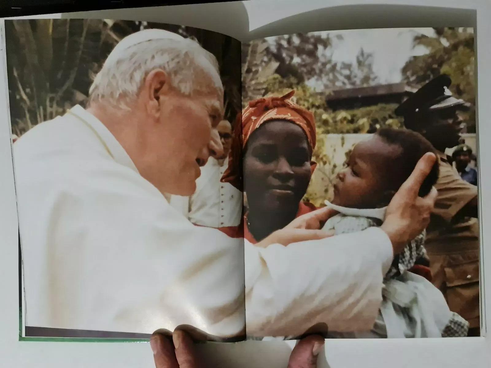 Questa edizione del 2001 di Le Pape - Dans l'Intimité d'un Homme, riccamente illustrata e pubblicata dalle Editions Robert Laffont di Parigi, offre un'esplorazione approfondita del mondo personale del Papa. Attraverso racconti dettagliati e immagini