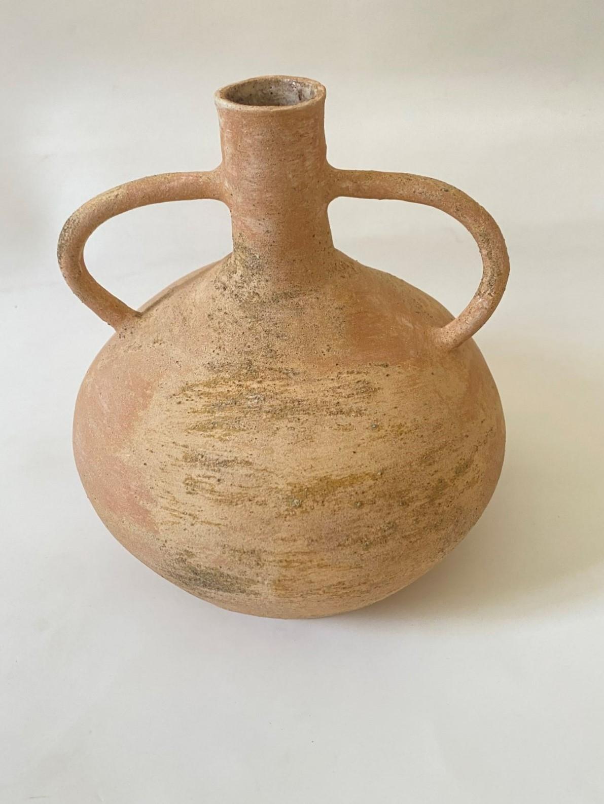Vaso Le Papillon di Oikos Estudio
Fatto a mano
Dimensioni: D. 15 x H. 30 cm (le dimensioni possono variare).
Materiali: Gres ad alta cottura, pigmenti selvatici.

Ogni pezzo è unico e potrebbe presentare leggere variazioni di colore, dimensione e