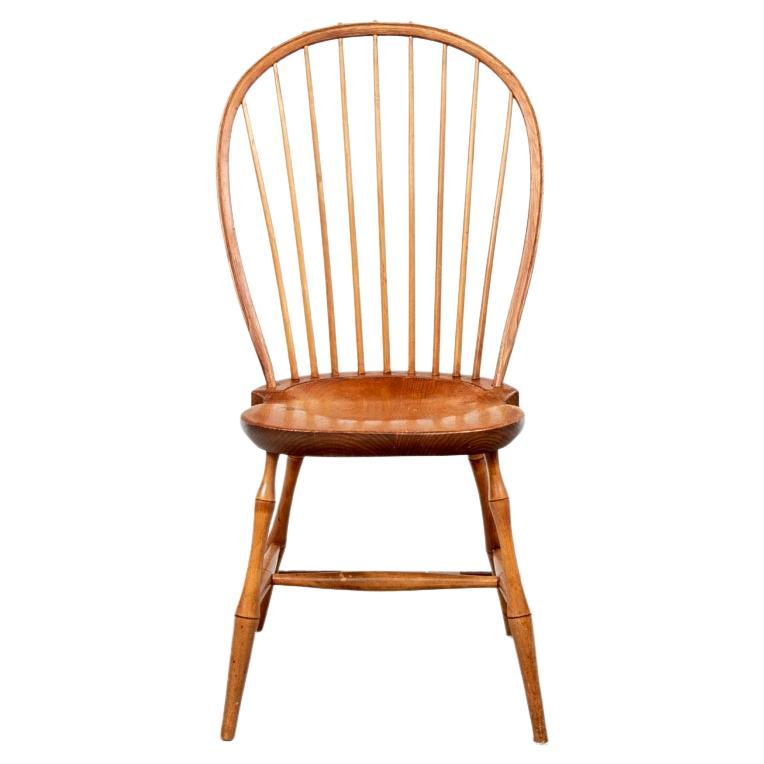 Fabriqué par le fabricant de chaises de reproduction CT du milieu du siècle dernier. En beau bois couleur miel, comprenant deux chaises à bras et quatre chaises d'appoint, les bras et les sièges étant faits avec des chevilles. Les sommets des