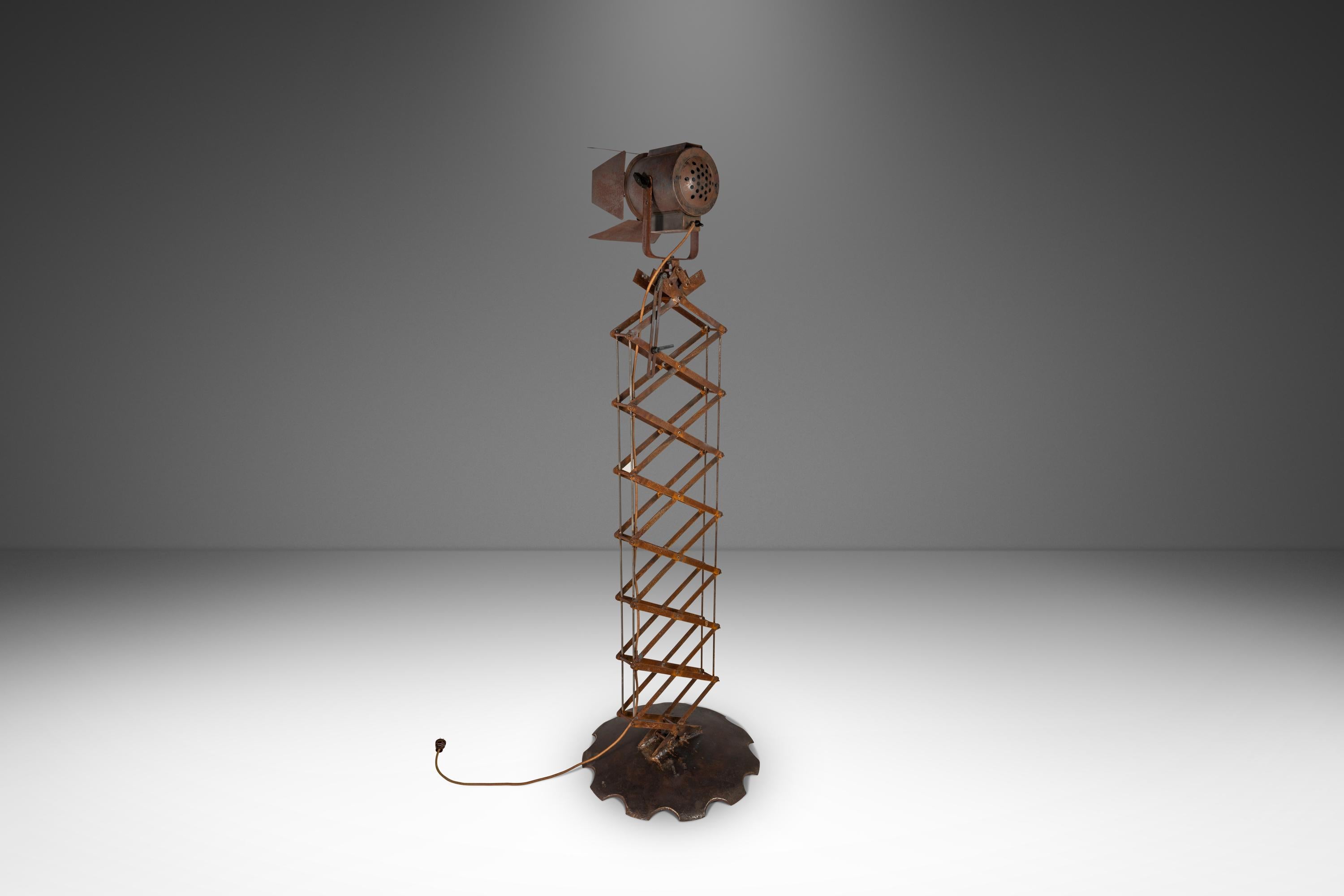 Acier Le Passé Est Léger (1 de 3) Lampe de scène industrielle personnalisée, 1930 en vente