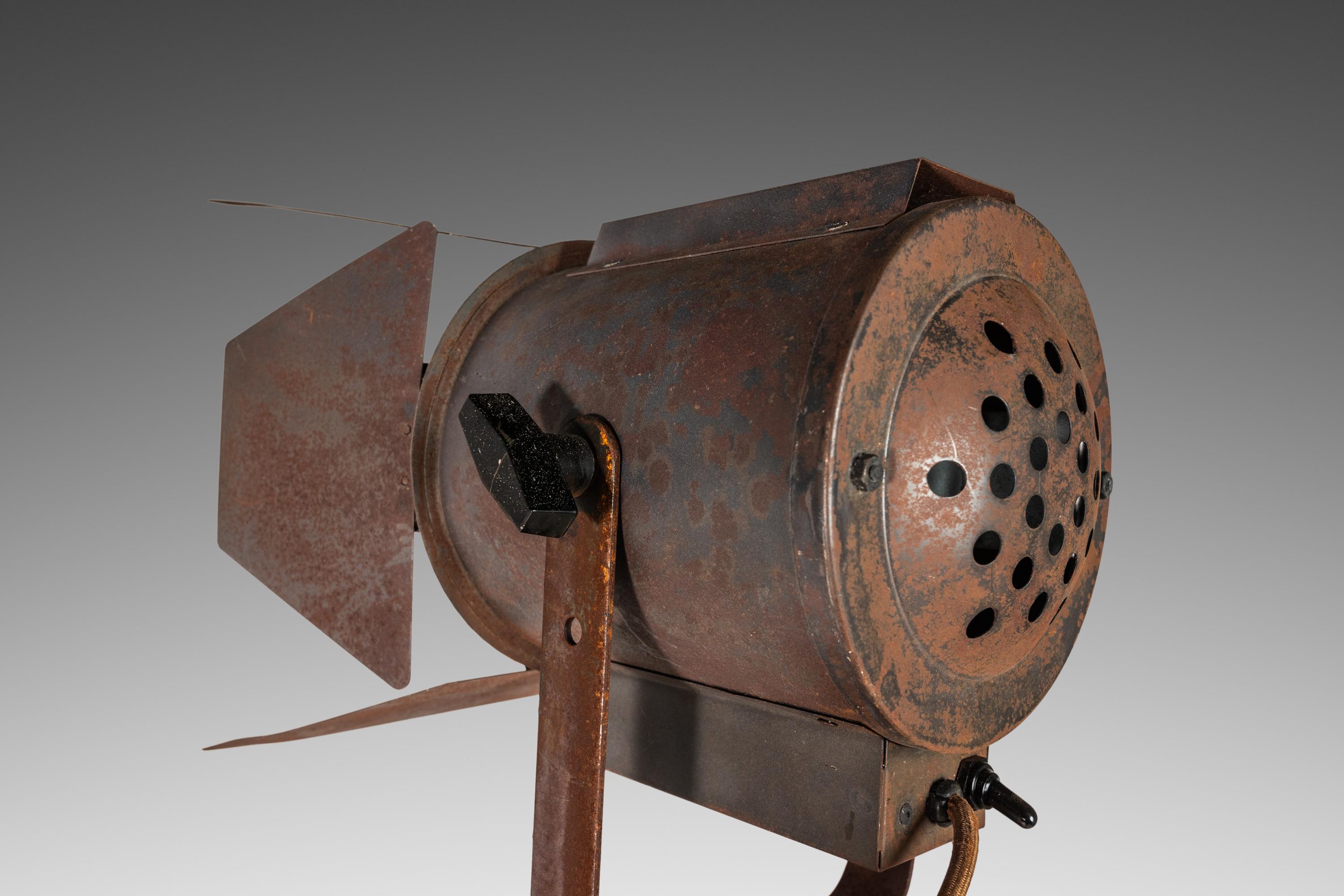 Le Passé Est Léger (1 de 3) Lampe de scène industrielle personnalisée, 1930 en vente 1