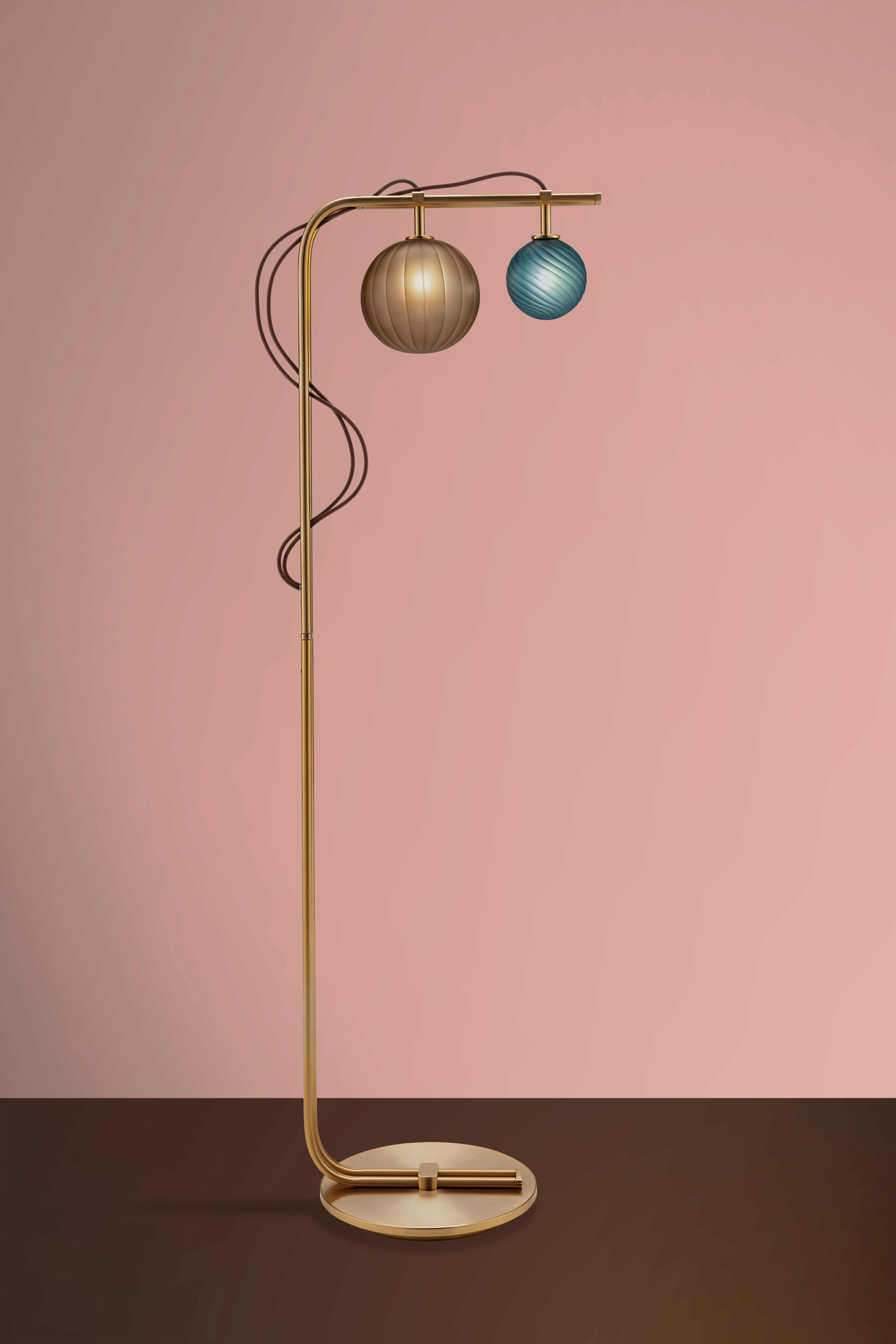 Lámpara de pie Le Perle de Euroluce Lampadari
Dimensiones: P 40 x An 46 x Al 160 cm.
Materiales: Metal y cristal.

Disponible en diferentes colores. Los precios pueden variar. Todas nuestras lámparas pueden cablearse según cada país. Si se vende a