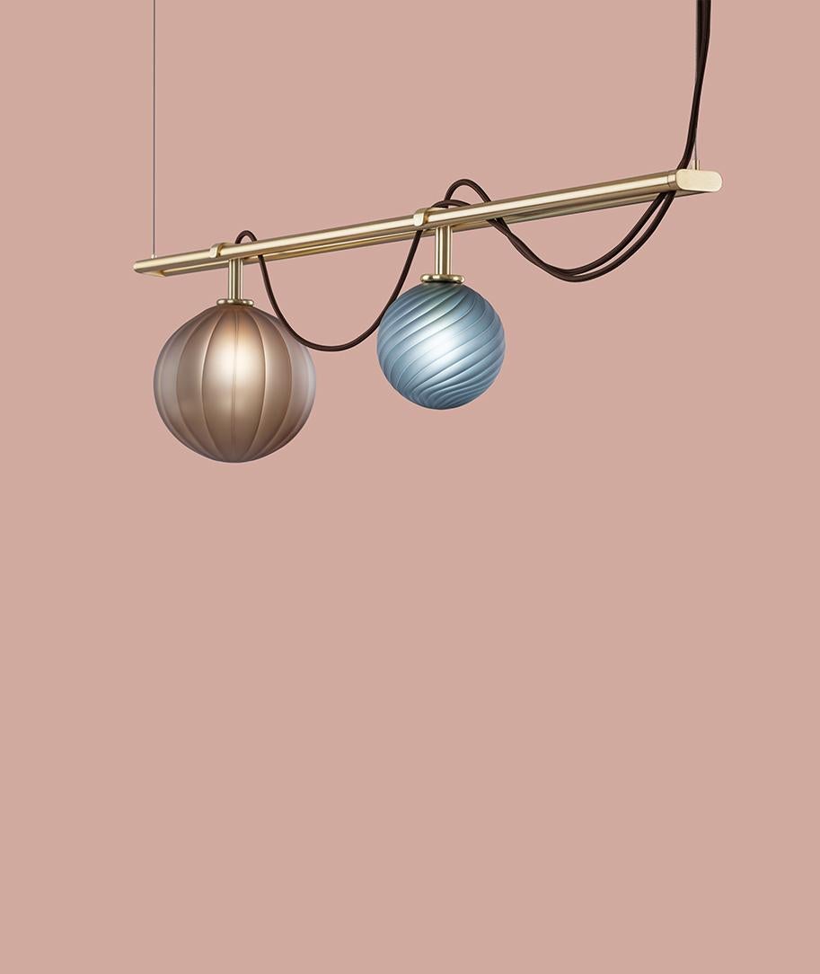 Le Perle Kleine Pendelleuchte von Euroluce Lampadari
Abmessungen: T 12 x B 60 x H 18 cm.
MATERIALIEN: Metall und Glas.

Erhältlich in verschiedenen Farben und Größen. Preise können abweichen. Alle unsere Lampen können je nach Land verkabelt werden.