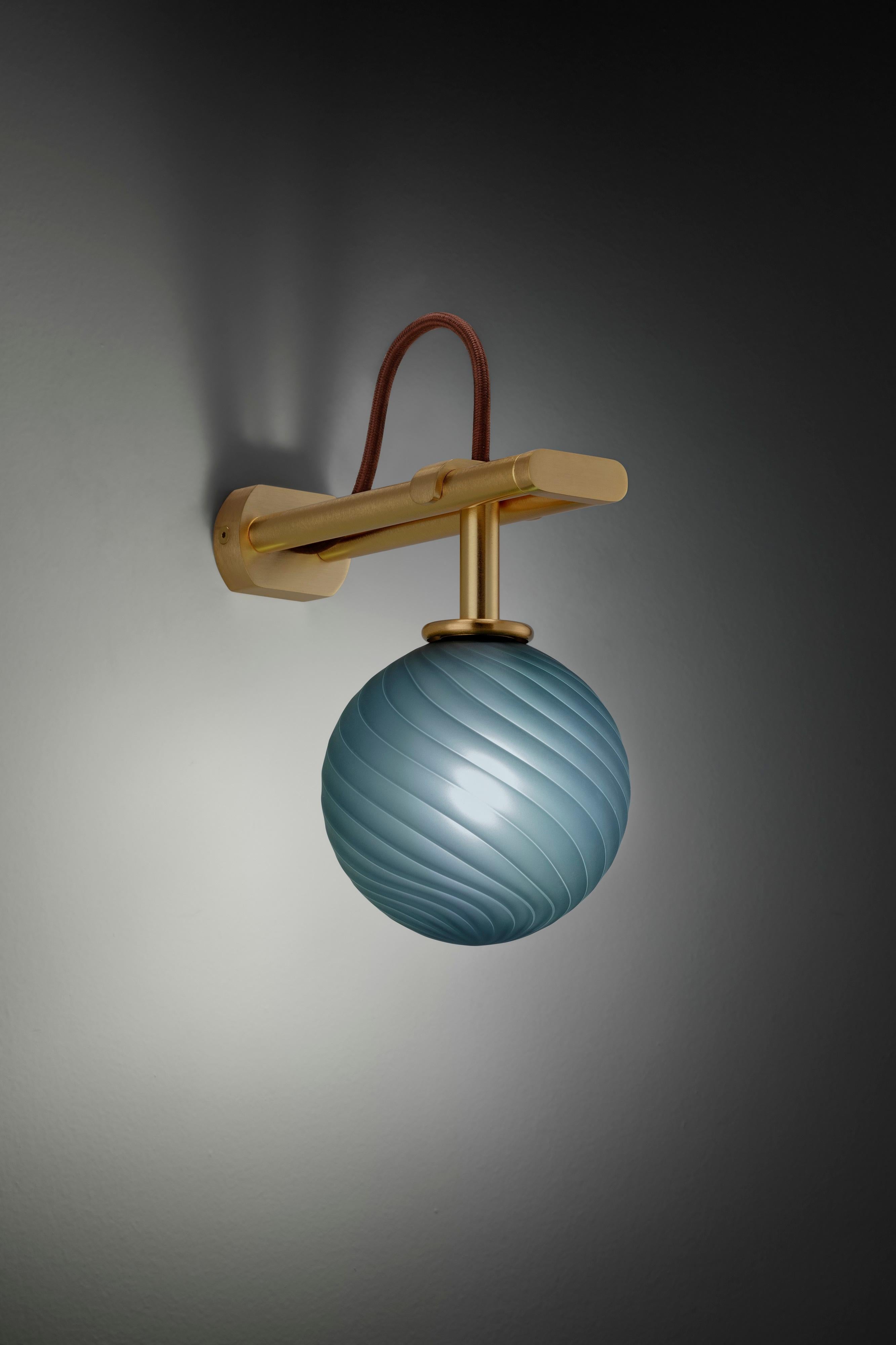 Lámpara de pared Le Perle de Euroluce Lampadari
Dimensiones: P 25 x An 13 x Al 23 cm.
Materiales: Metal y cristal.

Disponible en diferentes colores. Los precios pueden variar. Todas nuestras lámparas pueden cablearse según cada país. Si se vende a