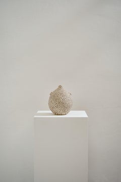 Beigefarbene Sandsteinvase "Le Petit Poisson" von Lou Thomas