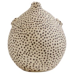 Beigefarbene Sandsteinvase "Le Petit Poisson" von Lou Thomas