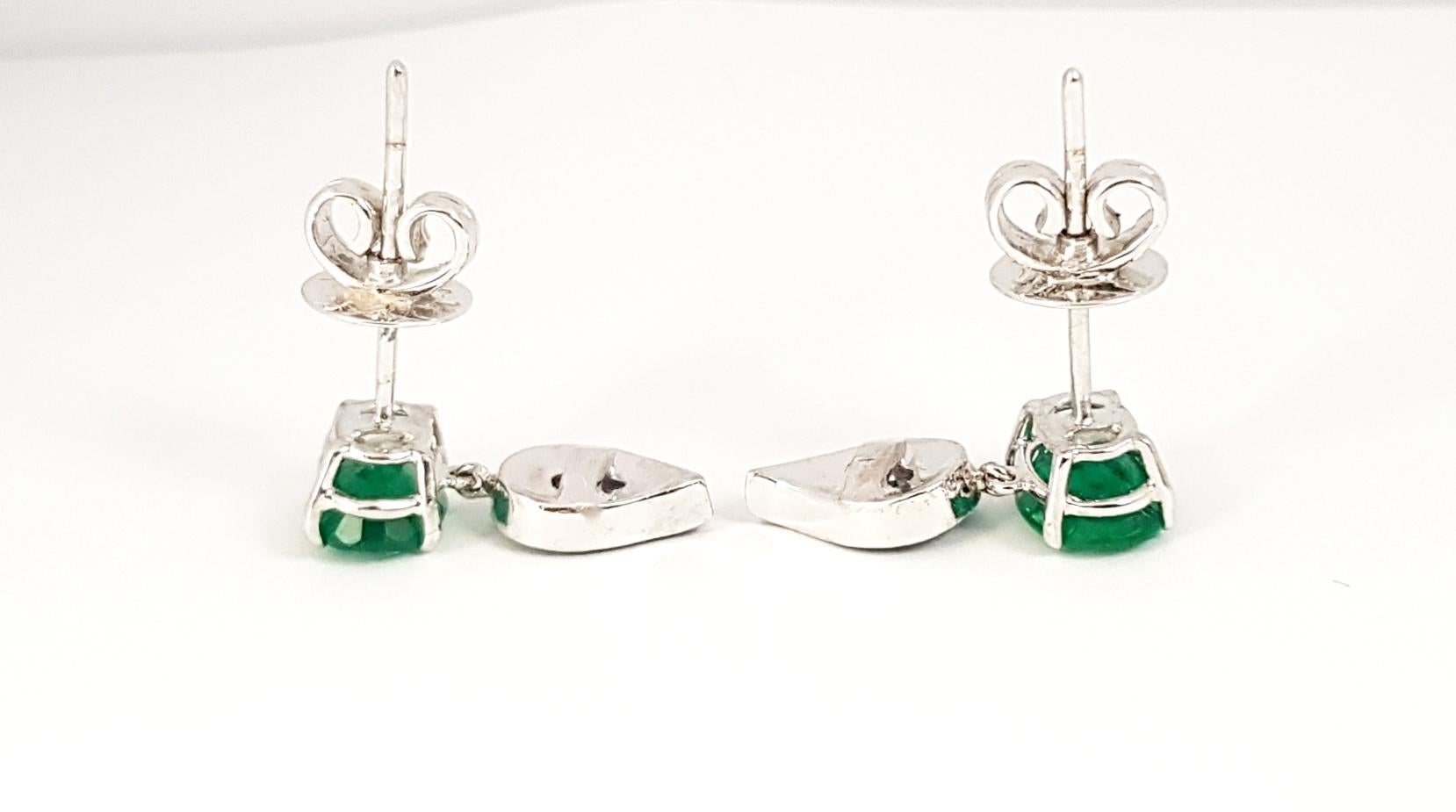 Le Phoenix Emerald Earrings Set in 18K White Gold Settings In New Condition For Sale In Bangkok, 10