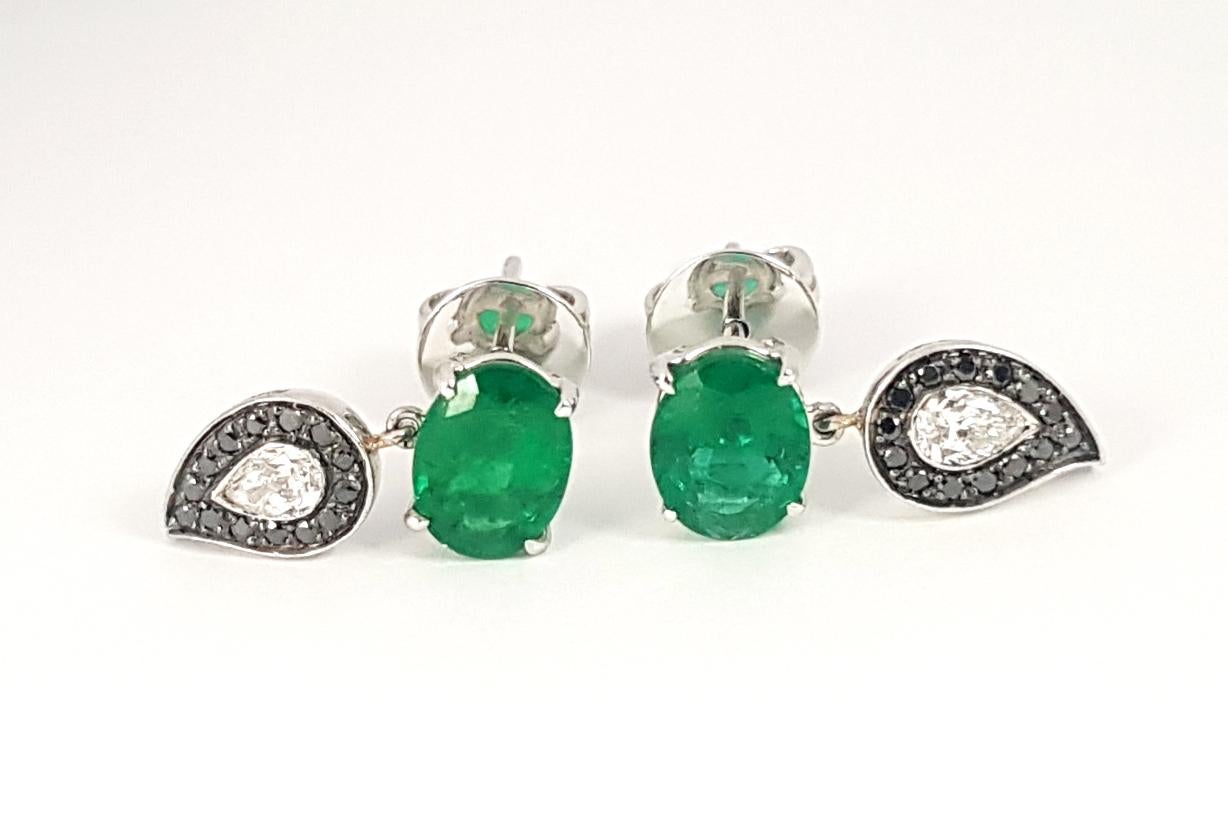 Le Phoenix Emerald Earrings Set in 18K White Gold Settings For Sale 1