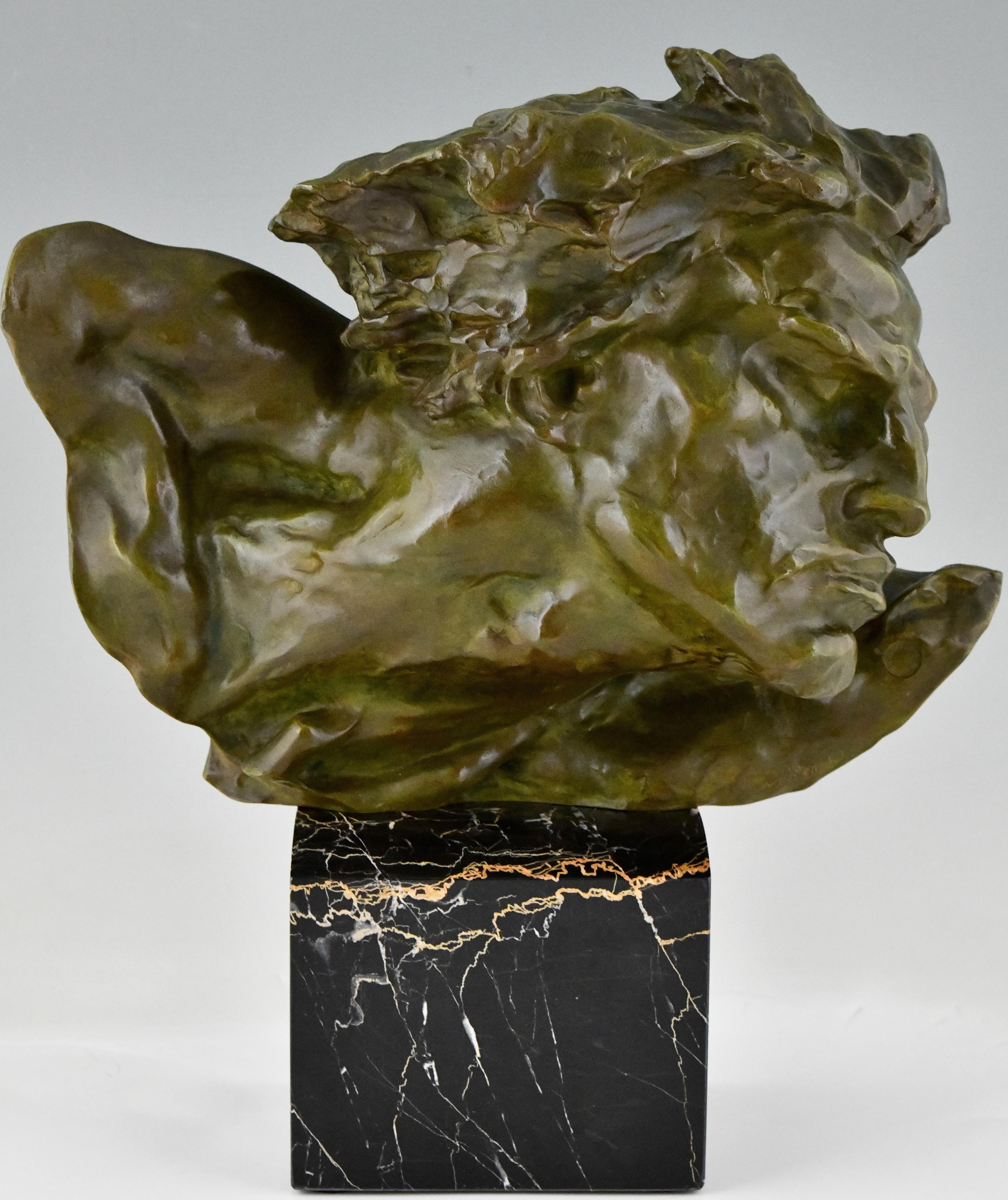 Le Rhône Sculpture en bronze Art Déco d'un homme signée par André César Vermare
Estampillé de la Médaille d'honneur, France 1920. 
Bronze patiné sur une base en marbre Portor.
Le Rhône et la Saône est une sculpture monumentale en marbre représentant