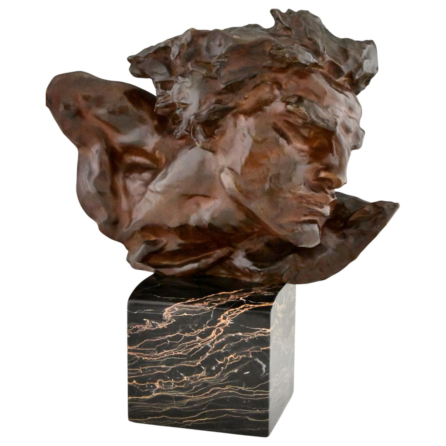 Art Decó Busto de bronce de hombre LE RHONE de André César Vermare (1920)
Impresionante busto Art Déco de bronce de hombre, titulado Le Rhône, creado por el célebre escultor francés André César Vermare, galardonado con la Medalla de Honor. 
Fundida