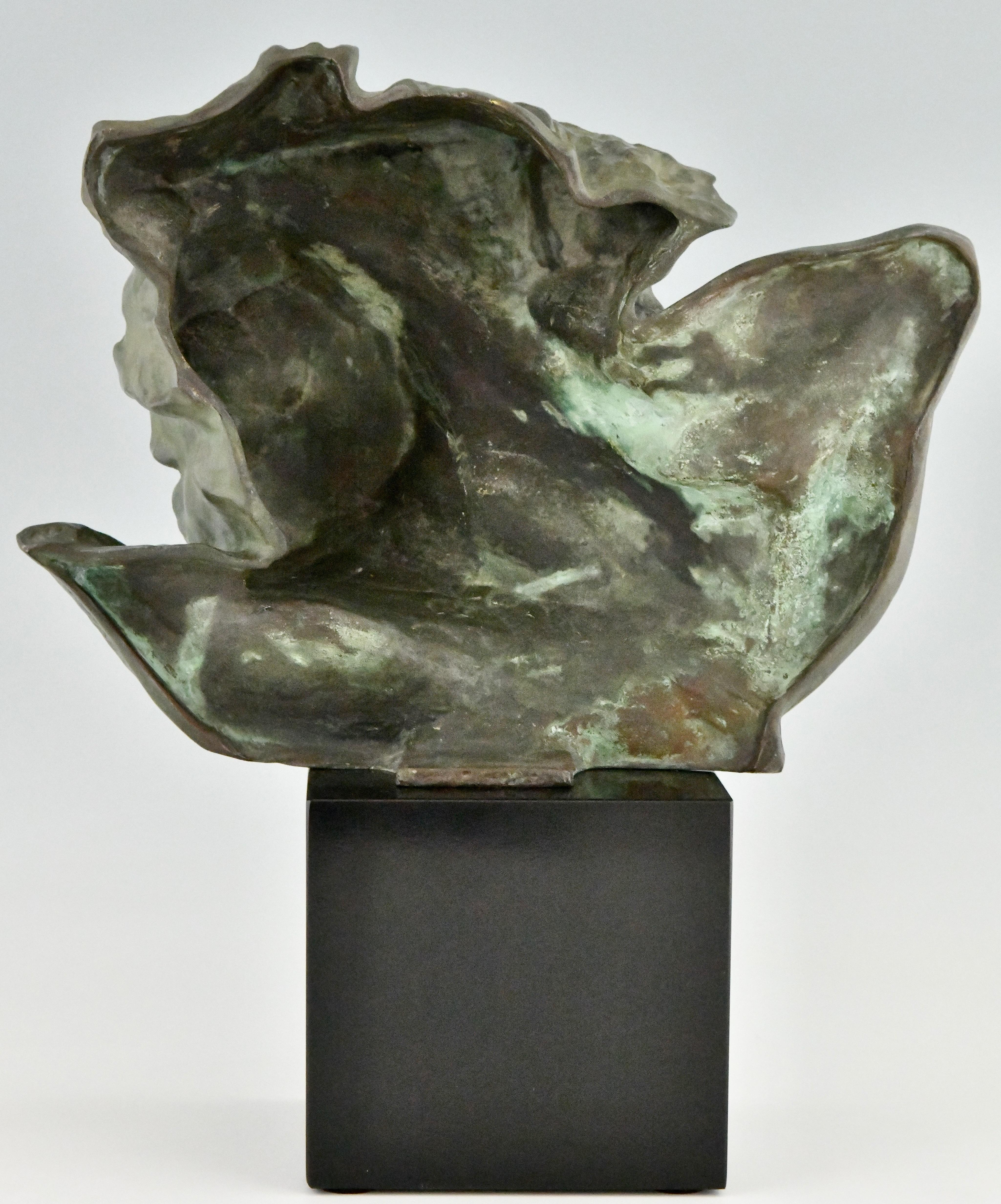Patiné Le Rhône Sculpture en bronze Art Déco d'un homme signée par André César Vermare