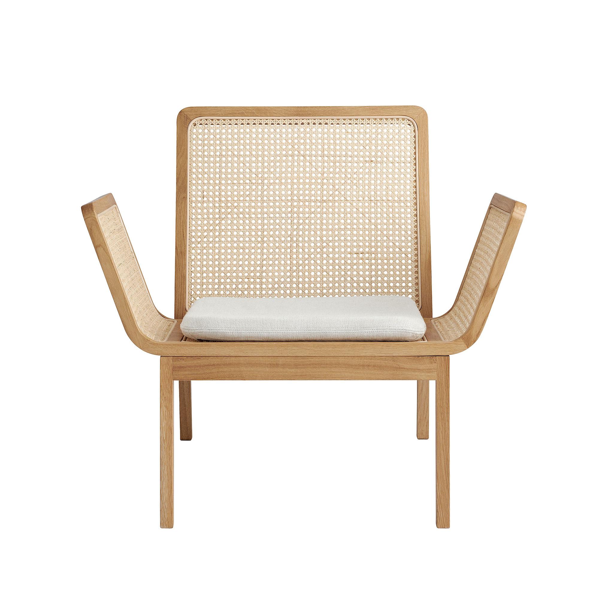 LE ROI CHAIR
by Kristian Sofus Hansen & Tommy Hyldahl

Lounge chair made of solid oak. Natural or Smoked finish.
Cushion at additional cost: linen or leather.

Le Roi Lounge Chair is made from solid oak with inlaid French rattan. The collection is a