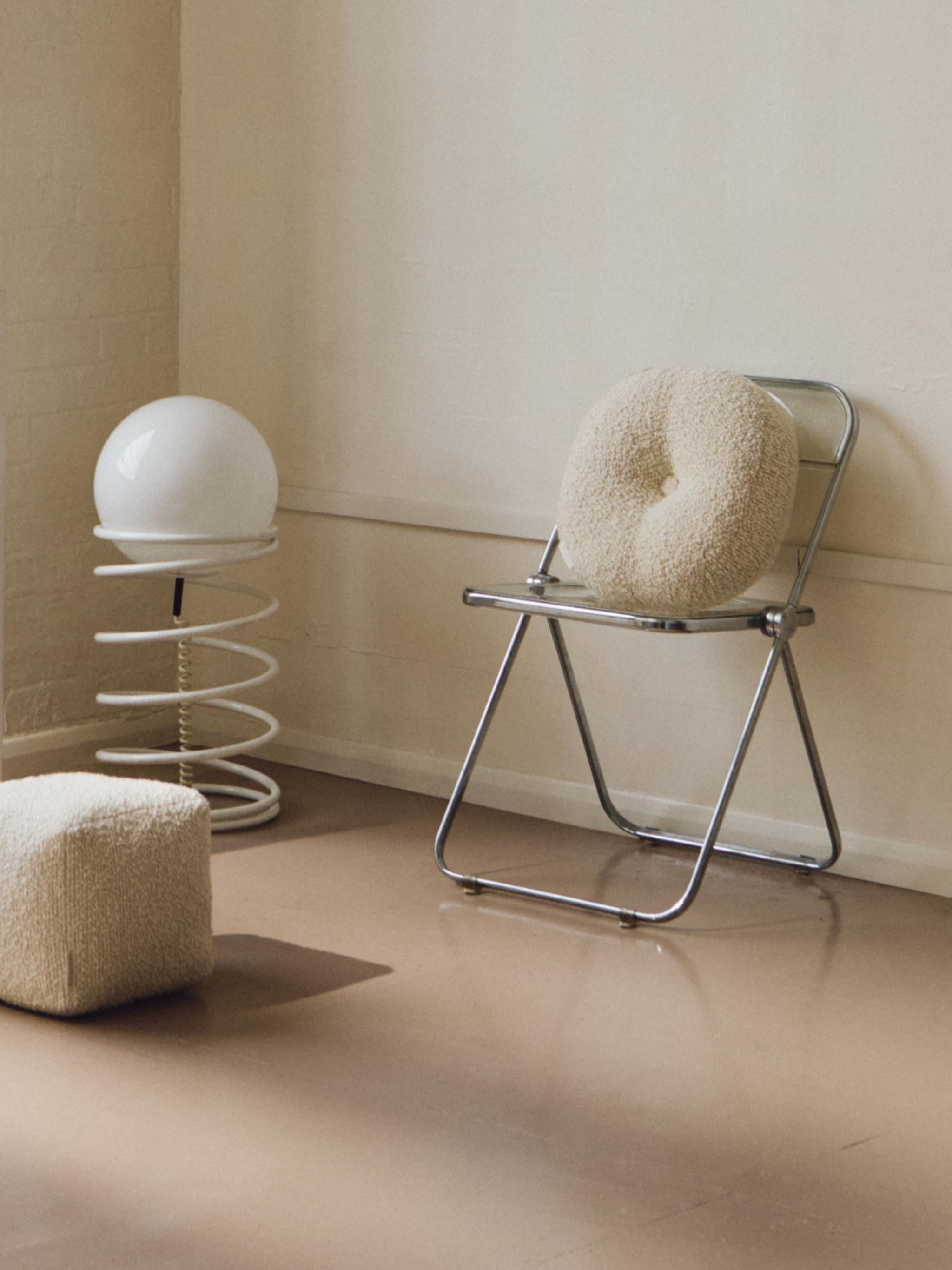 Working with luxurious heavy weight wool bouclé fabric woven in a traditional fabric mill in Scotland, this vintage-inspired Le Rond medium round cushion reflects the brand's affinity for modernist 20th-century design. Suited to both classical and