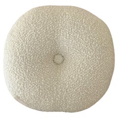 Le Rond Medium Bouclé-Kissen aus Wolle, Eiweiß