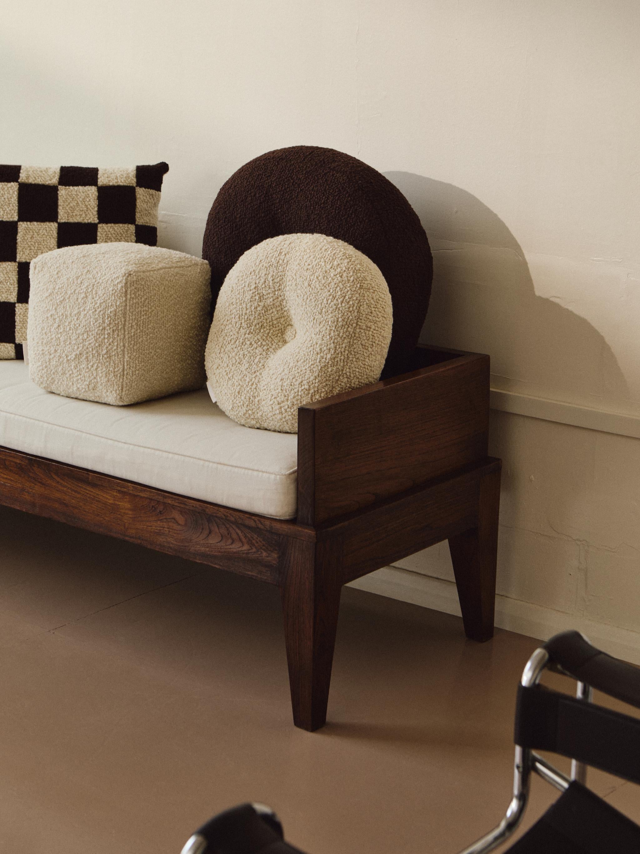 Dieses mittelgroße, runde Kissen im Vintage-Stil wurde aus luxuriösem, schwerem Wollbouclé-Stoff gefertigt, der in einer traditionellen Tuchfabrik in Schottland gewebt wurde. Es spiegelt die Vorliebe der Marke für modernistisches Design des 20.