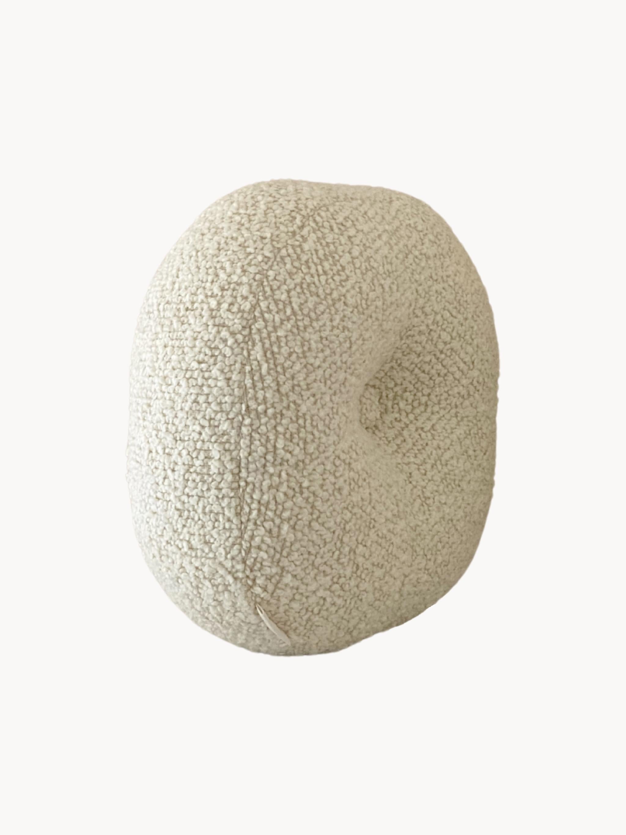Le Rond Medium Bouclé-Kissen aus Wolle, eierschalenfarben (Moderne) im Angebot