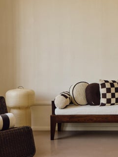 Le Rond Paspeliertes Bouclé-Kissen aus Wolle, Eiweiß/Schokolade