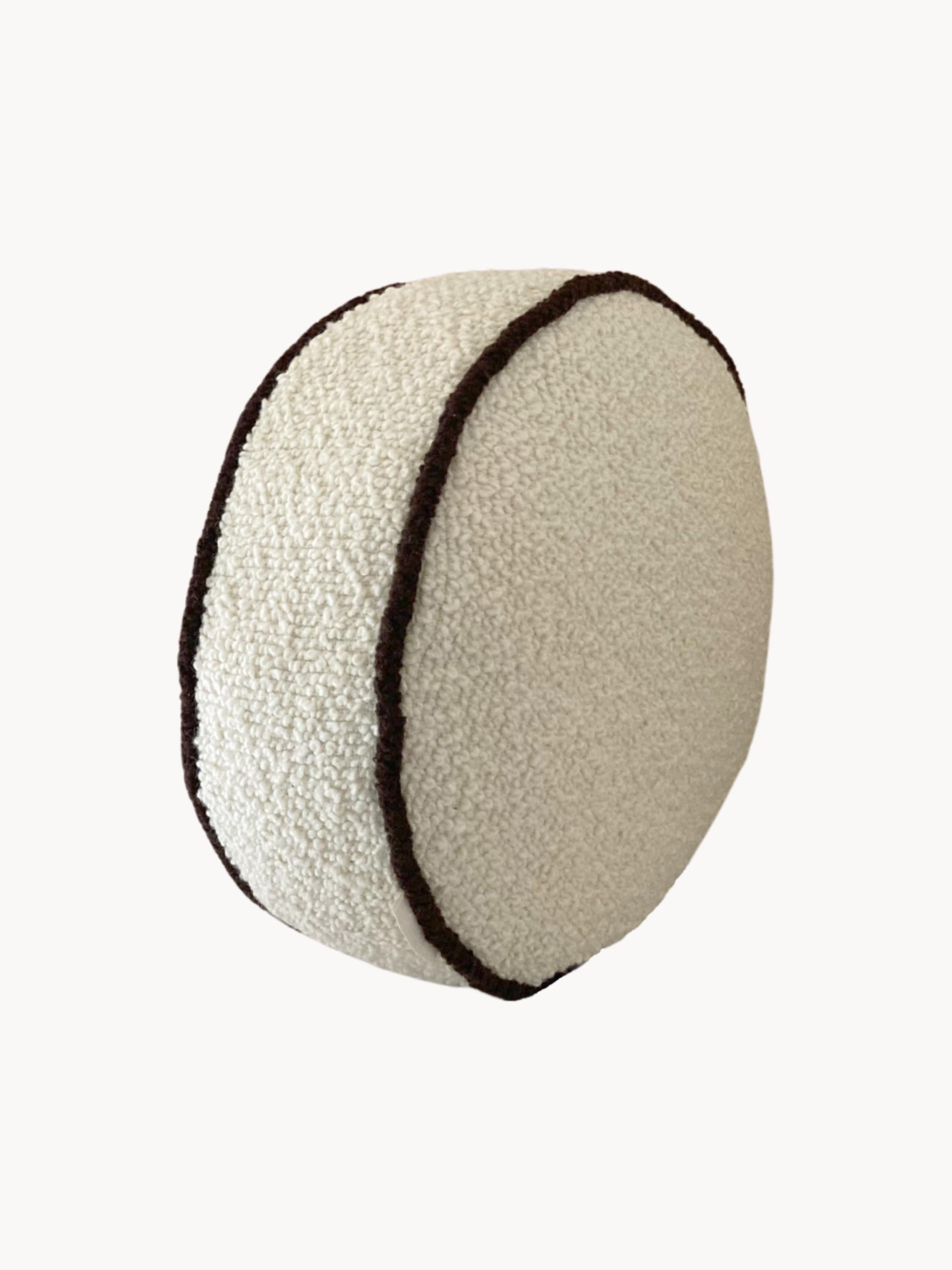 Moderno Cuscino Le Rond in lana bouclé con pizzo, Whiting/Cioccolato in vendita