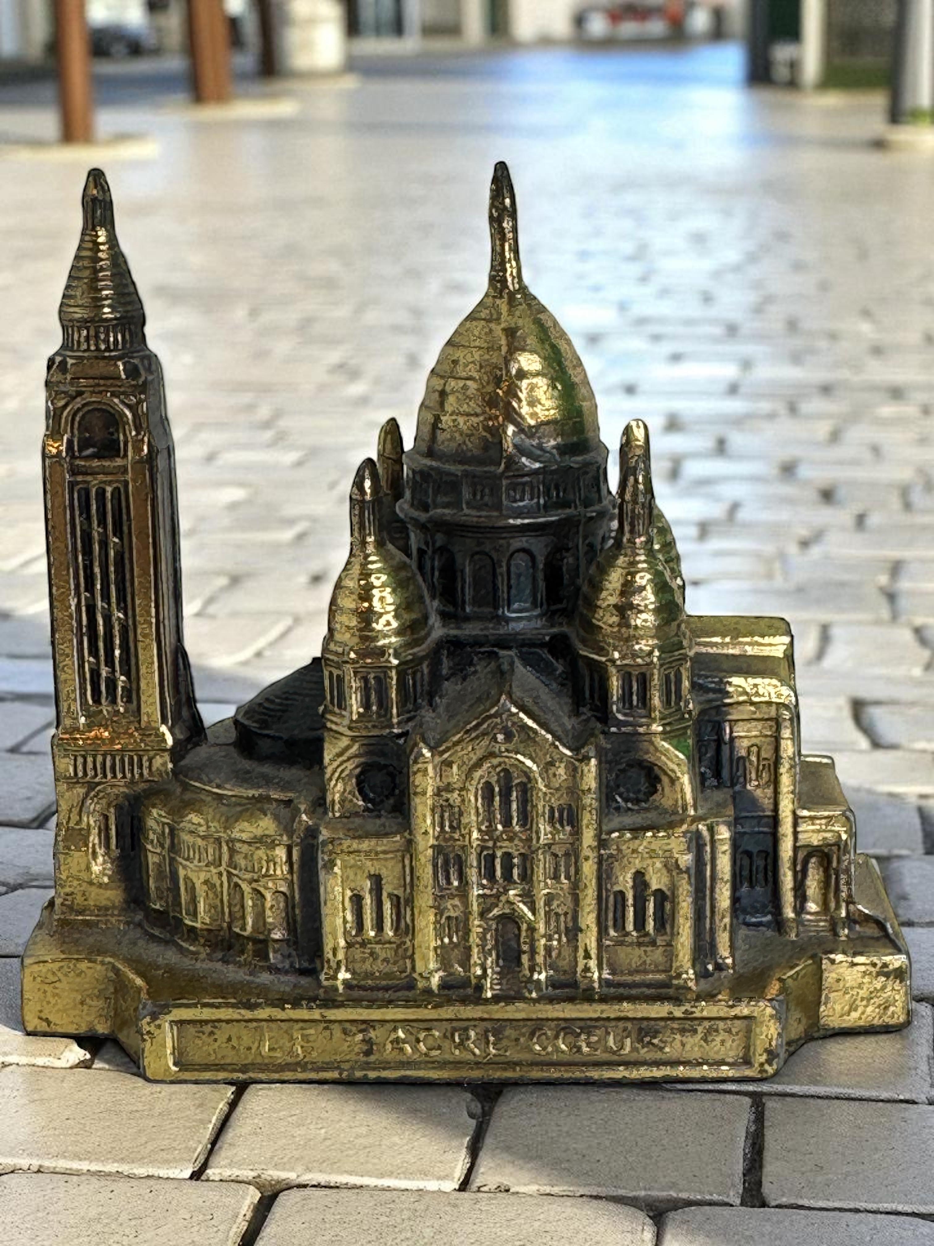 Souvenir della cattedrale del Sacro Cuore Edificio Architettonico da collezione Francia in vendita 3